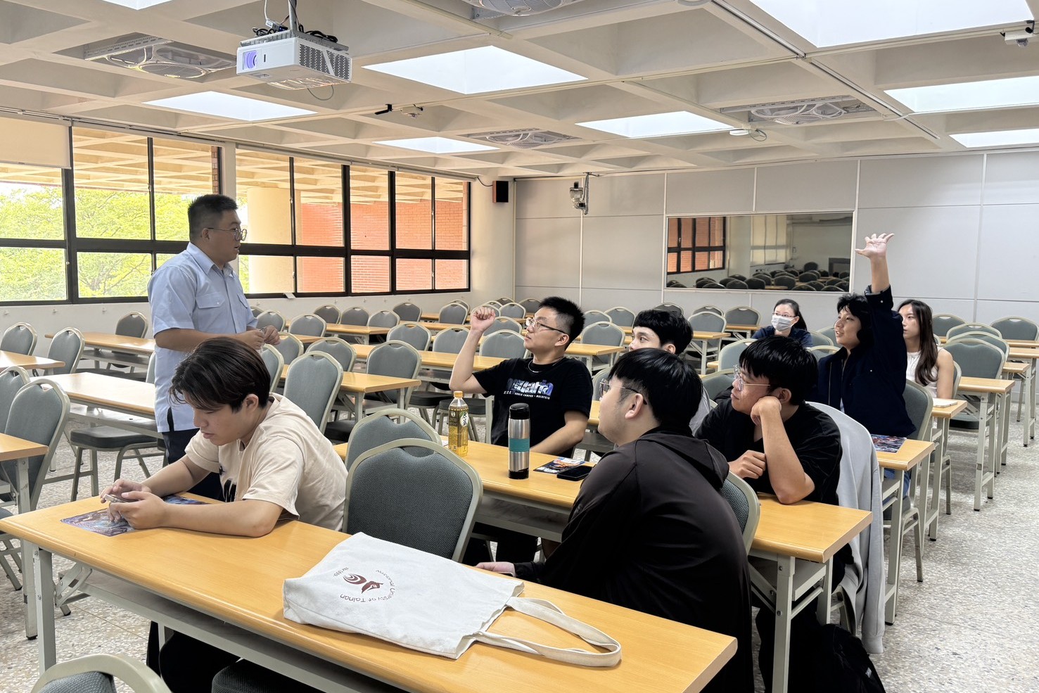 南大同學專注聆聽招募說明,積極瞭解公職考試與訓練課程相關資訊。