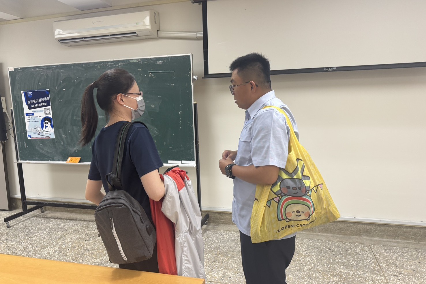 活動結束後,南大同學向講者進一步詢問招募流程與工作細節。