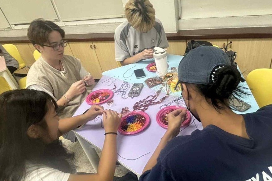 南大學生專注進行排灣族項鍊手作,體驗文化工藝之美與創作過程中的自我探索。