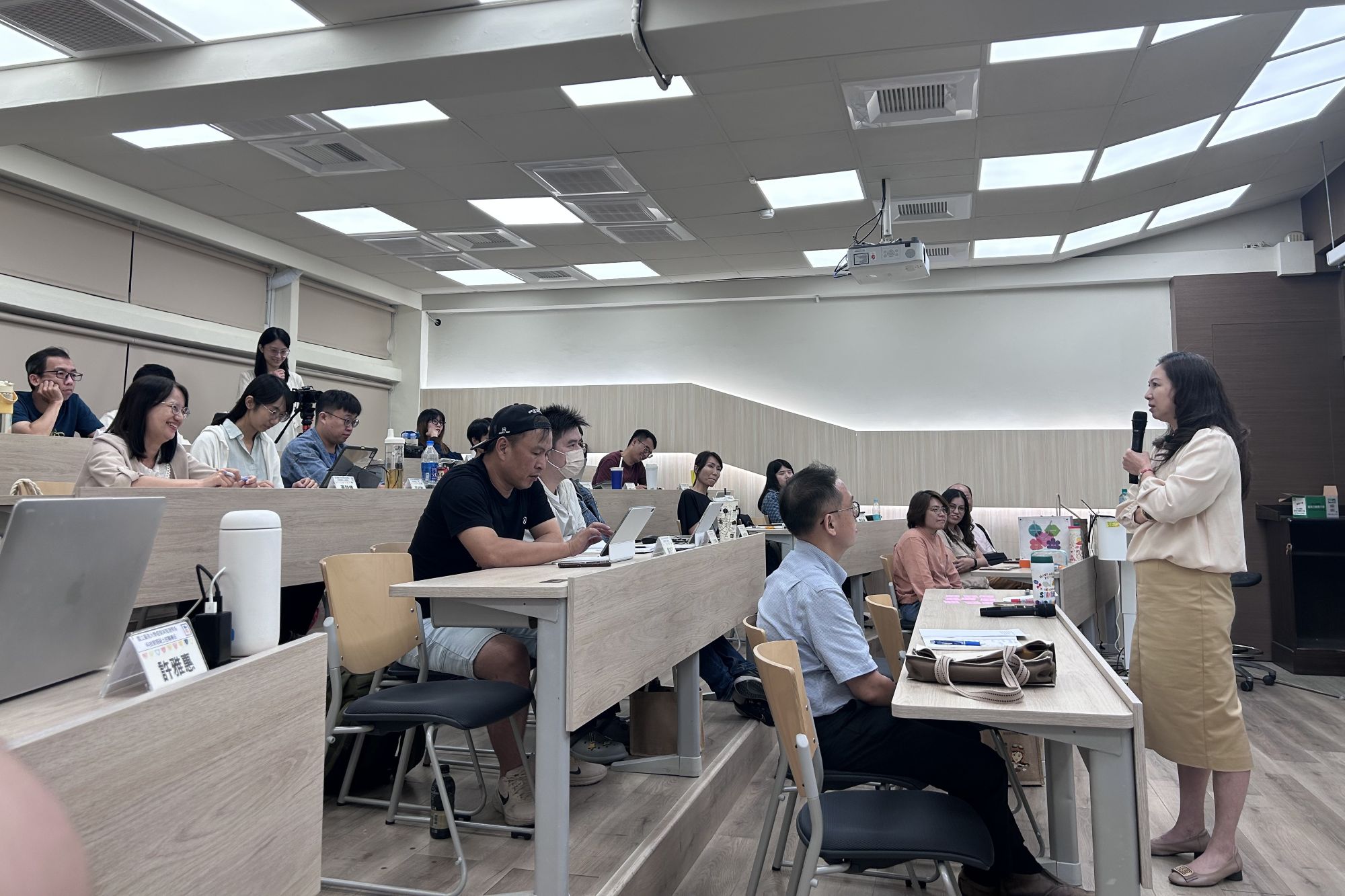 課程帶領南大同學運用「15分鐘對齊會議」與「會議憲章」工具,培養團隊決策效率。