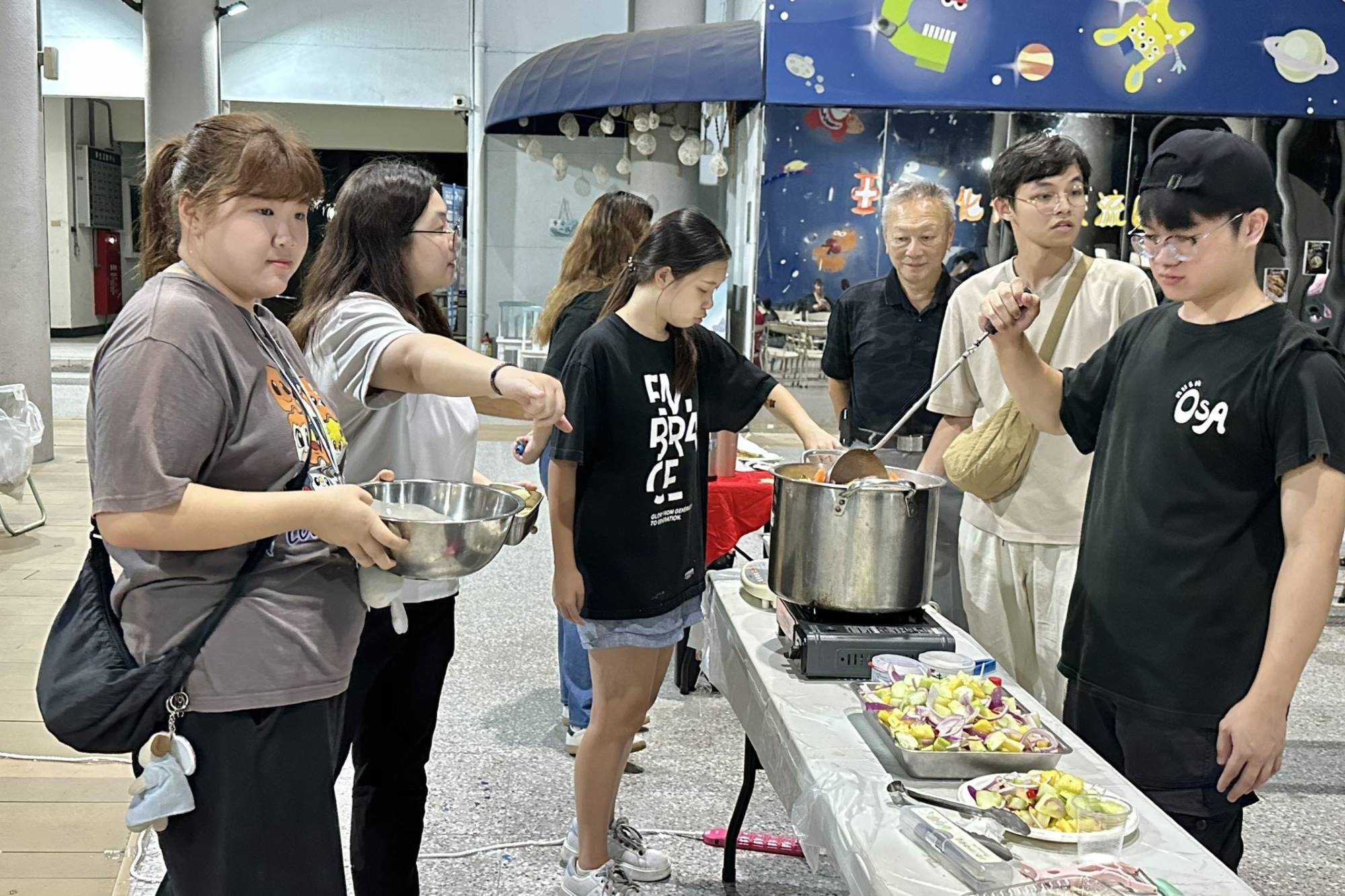 學生們親手烹調並介紹家鄉料理,透過分享味道與故事,展現亞洲飲食文化的多樣風貌。