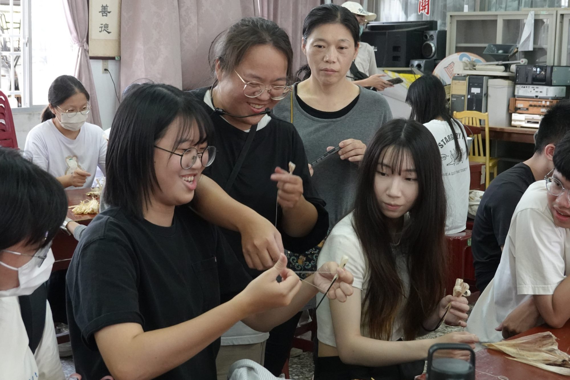 南大同學於課堂實作「印象派毛線畫」,運用玉米葉與高粱纖維創作出具地方特色的永續工藝作品。