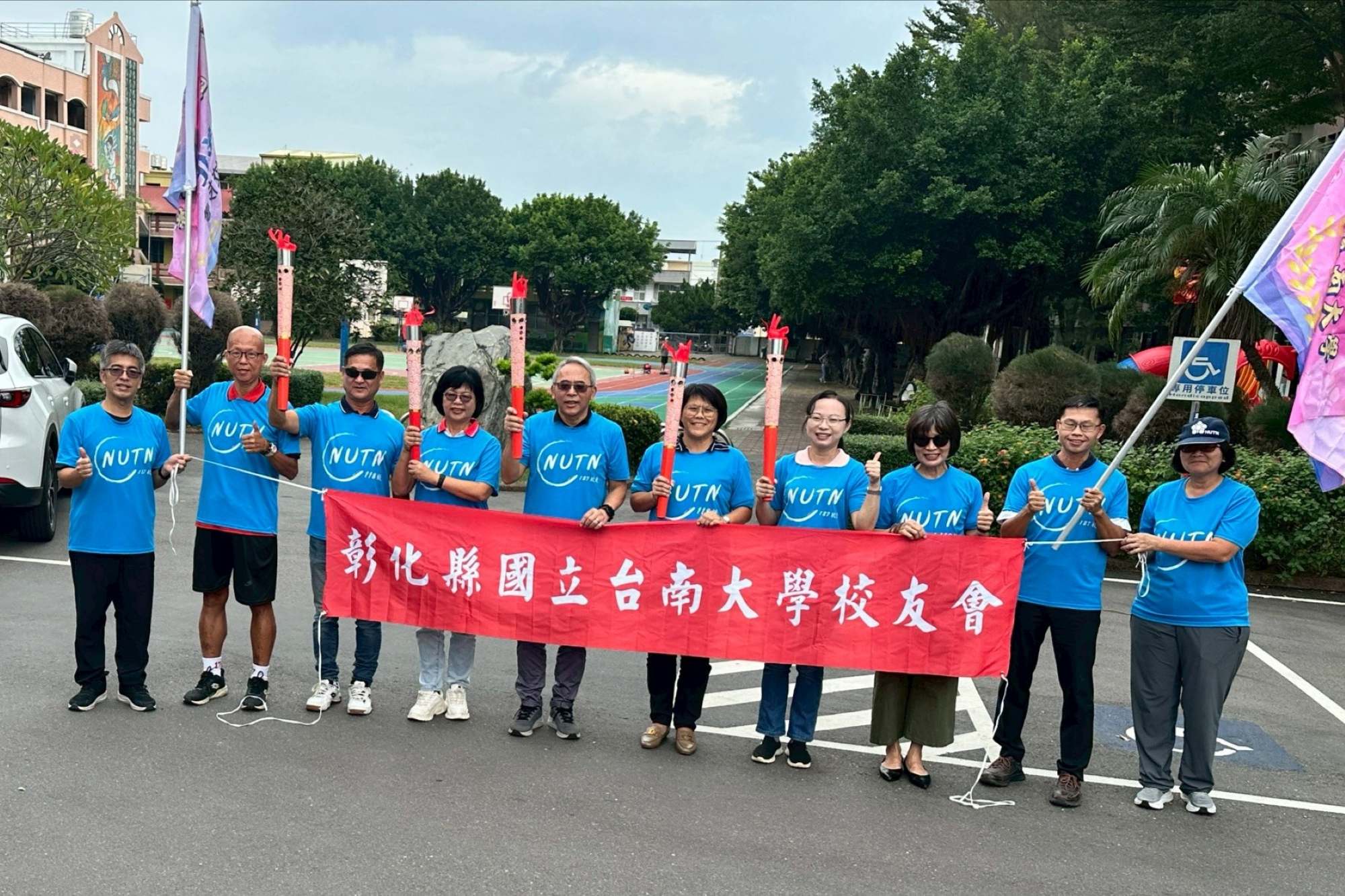彰化縣校友會在村上國小迎接聖火,展現在地校友對母校的深厚情感。