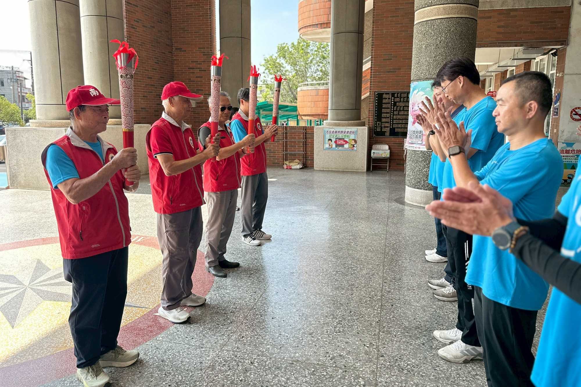 嘉義地區校友會與南大校友總會代表攜手傳遞聖火,凝聚南大人薪火不息的精神。