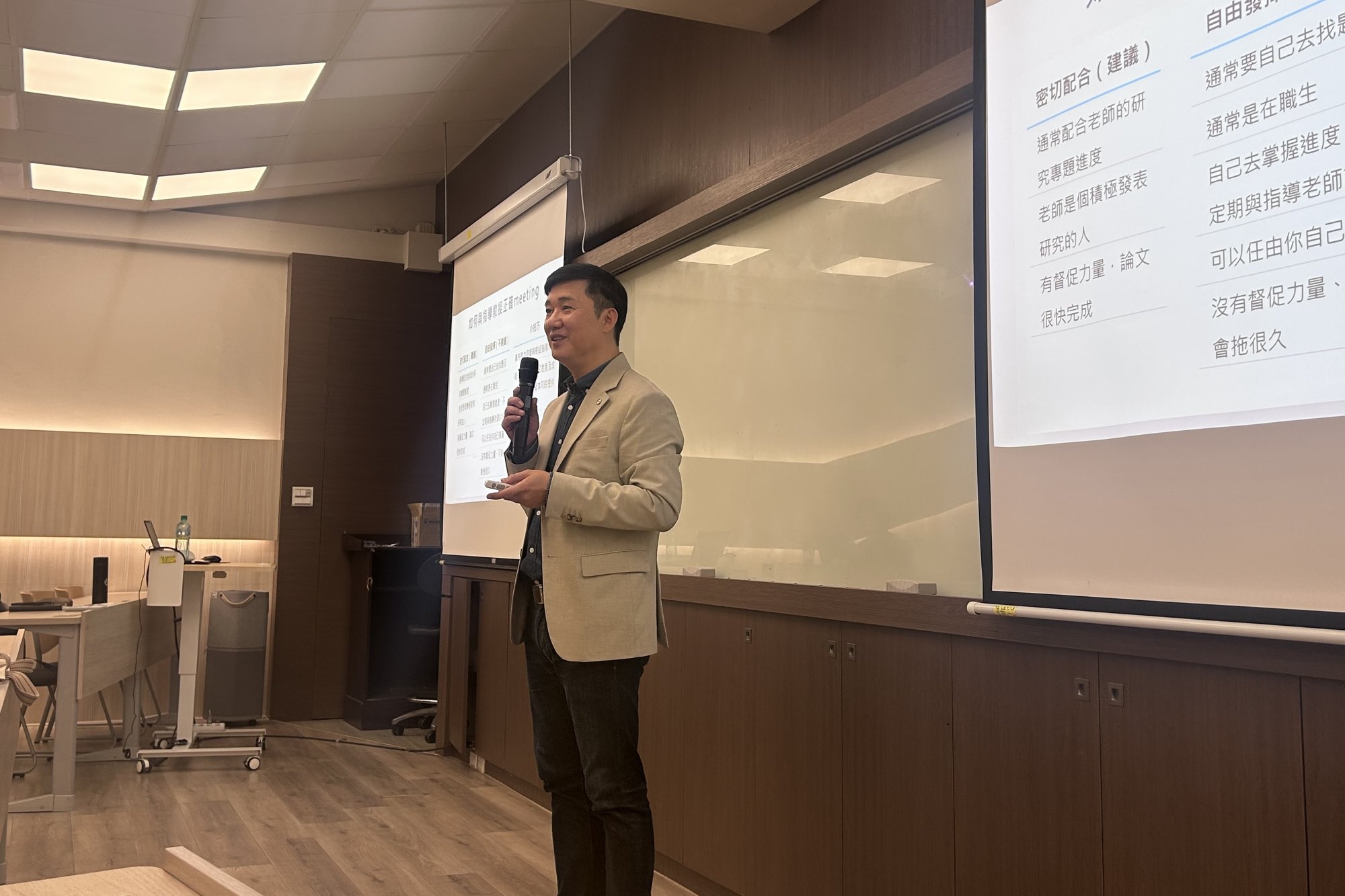 吳明和協理於課堂中與南大學生互動說明寫作技巧,帶動現場思考與交流