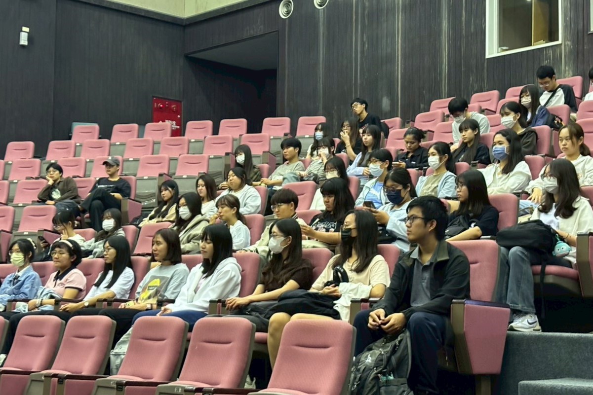 南大行管系學生與多位議員進行座談交流,討論地方治理與公共政策議題。