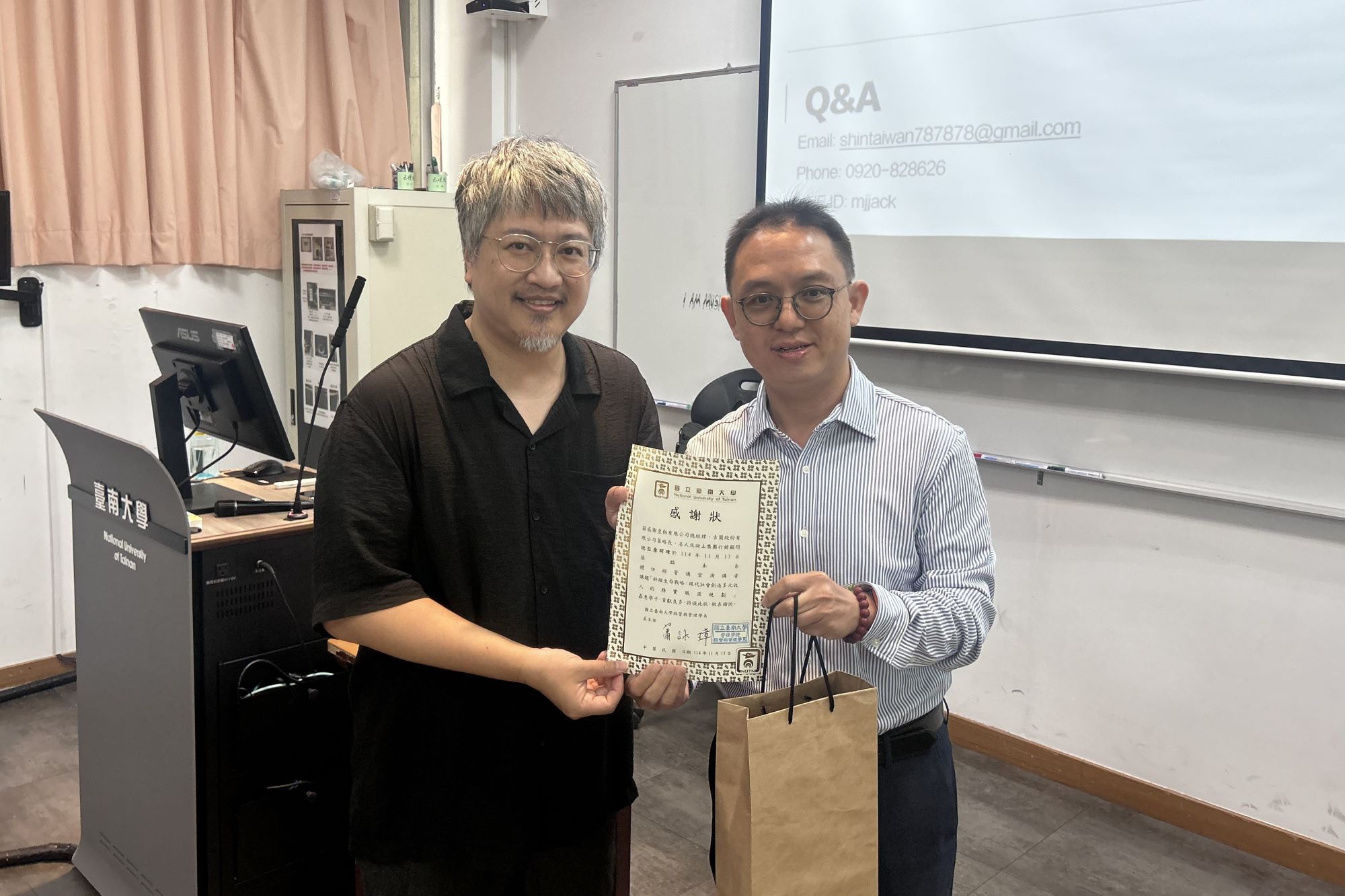 南大經管系系主任蕭詠璋教授代表系上頒贈感謝狀,感謝詹明璋總經理蒞校分享職涯經驗。