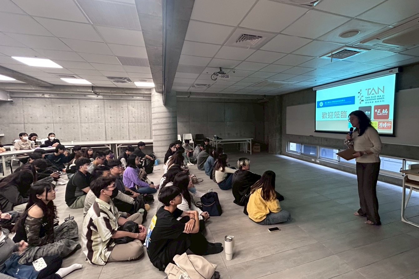 碳佐麻里企業代表向南大學生介紹品牌經營理念與組織文化,協助同學深入理解企業運作模式。