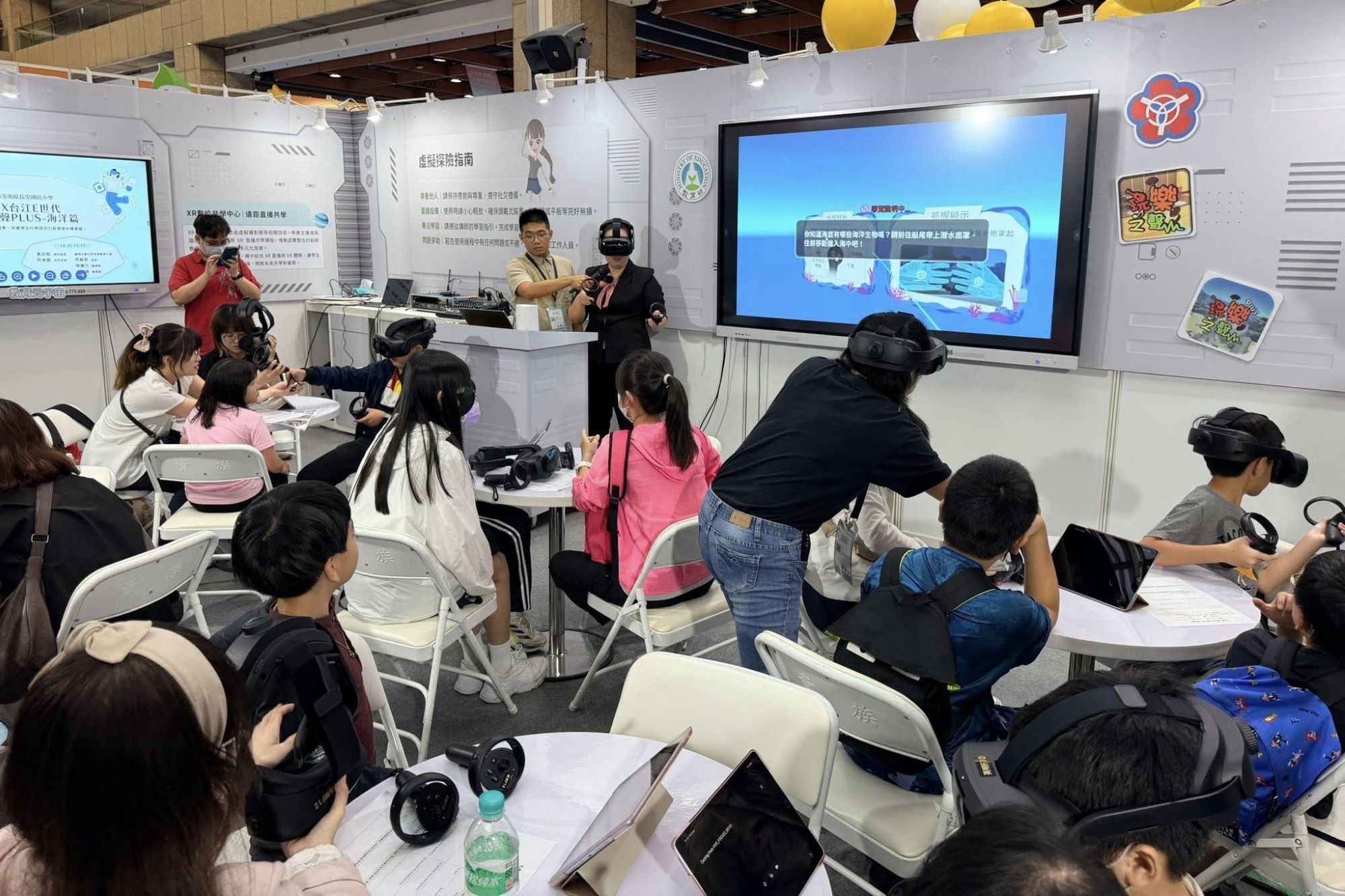南大師資生於教育科技展現場操作VR設備,引導體驗者走入虛擬海洋,了解海洋生態議題。