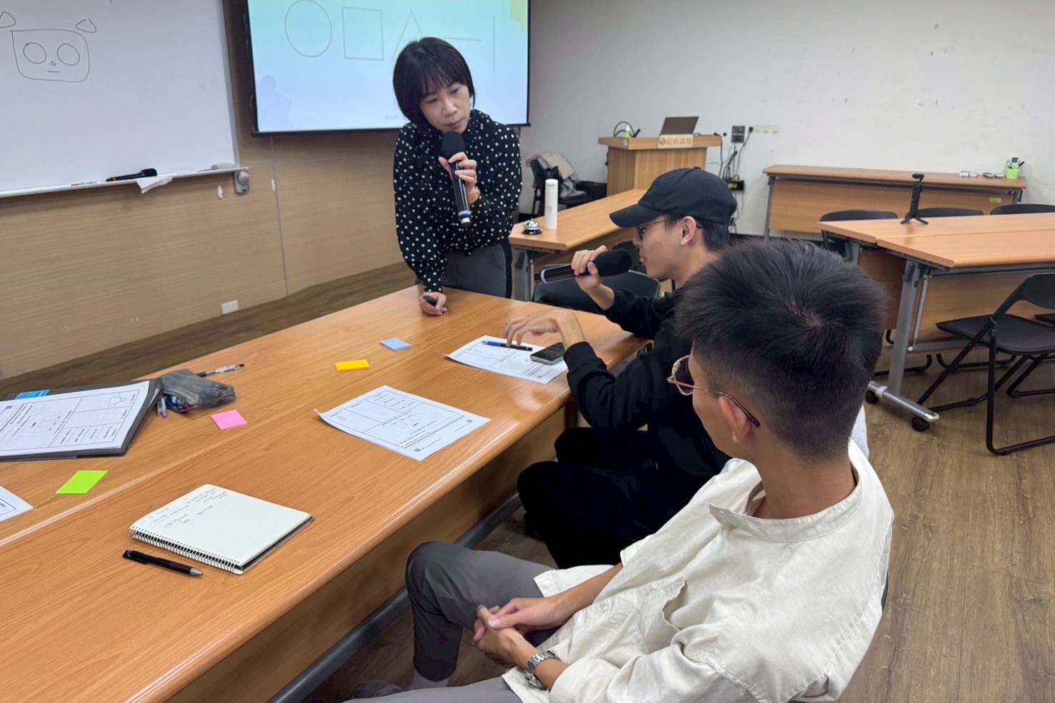 講座現場,南大學生分享「背對背講畫」活動的實際感受,體會雙向理解在溝通中的關鍵角色