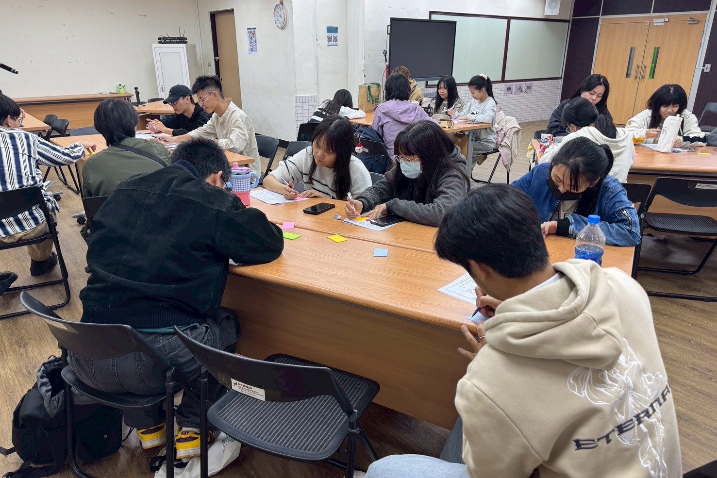 南大同學完成個人職涯目標書寫任務,講師進一步引導如何從中理解職場工作內容與互動情境