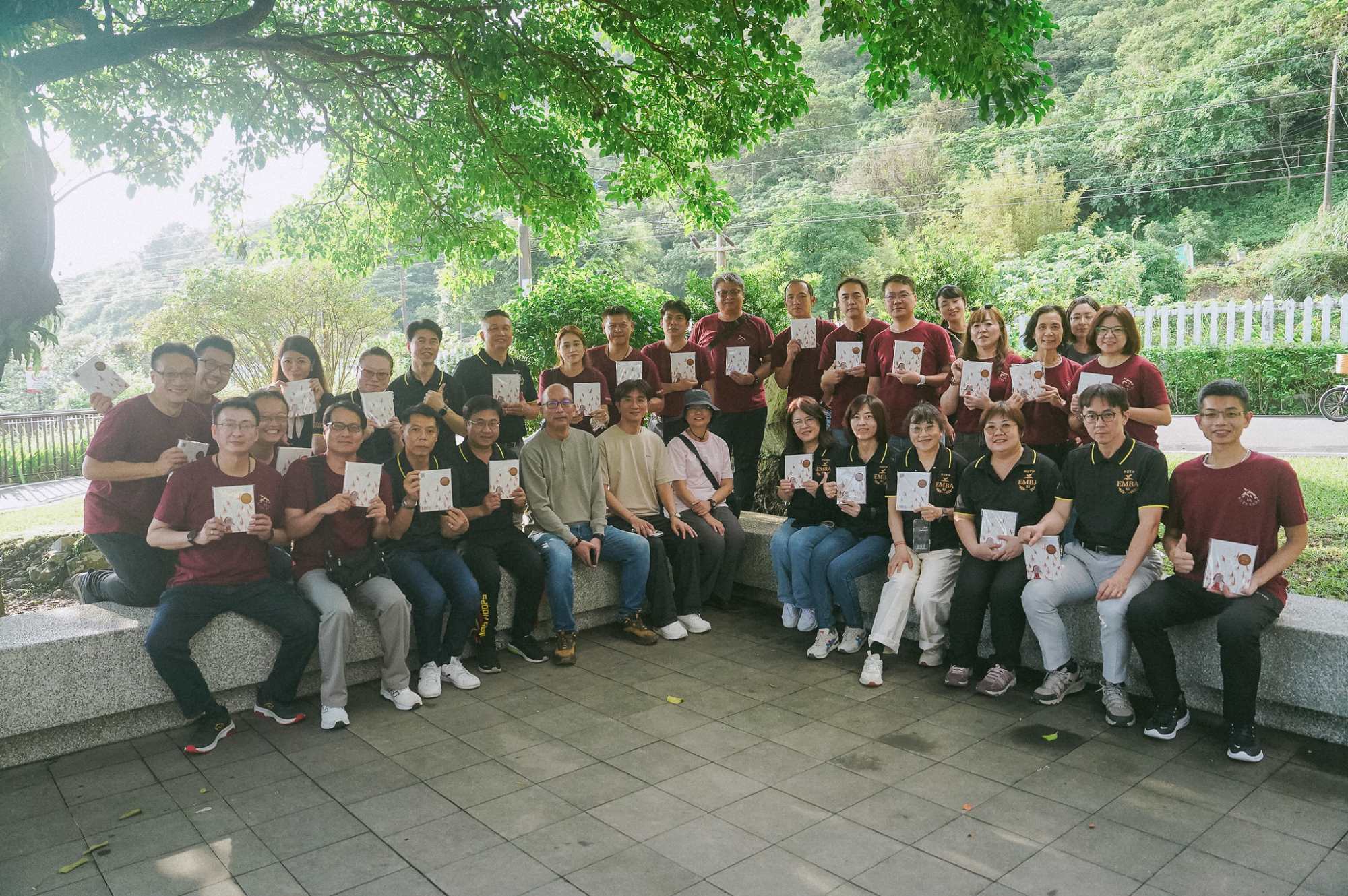 南大 EMBA 劉子歆院長於課程結尾贈書勉勵學生,象徵兩日見學的深度交流與收穫。