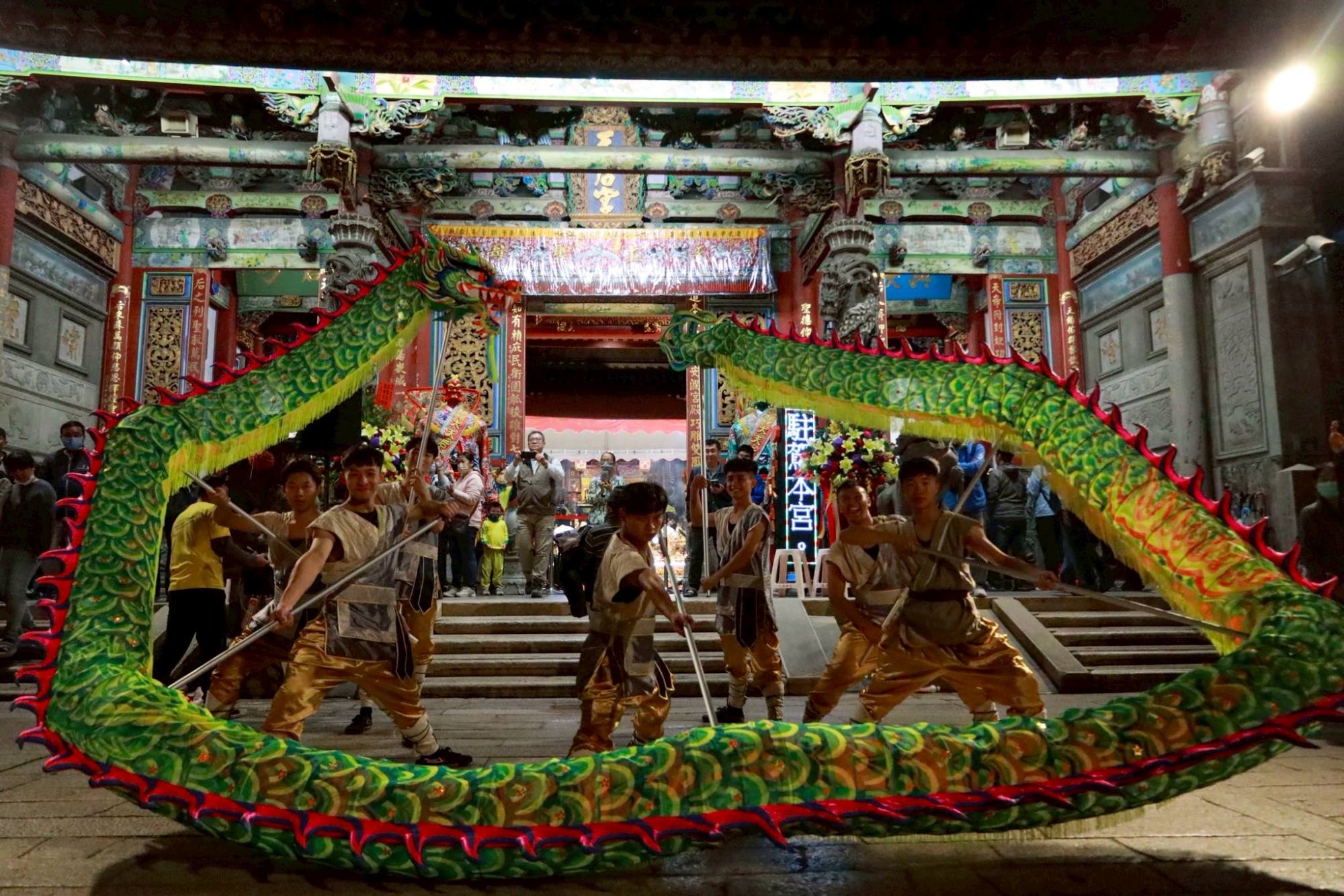 南大民俗隊於祀典大天后宮前,以流動的節奏與俐落步伐展現傳統技藝的磅礡氣勢。(照片來源:臺南大學民俗隊臉書)