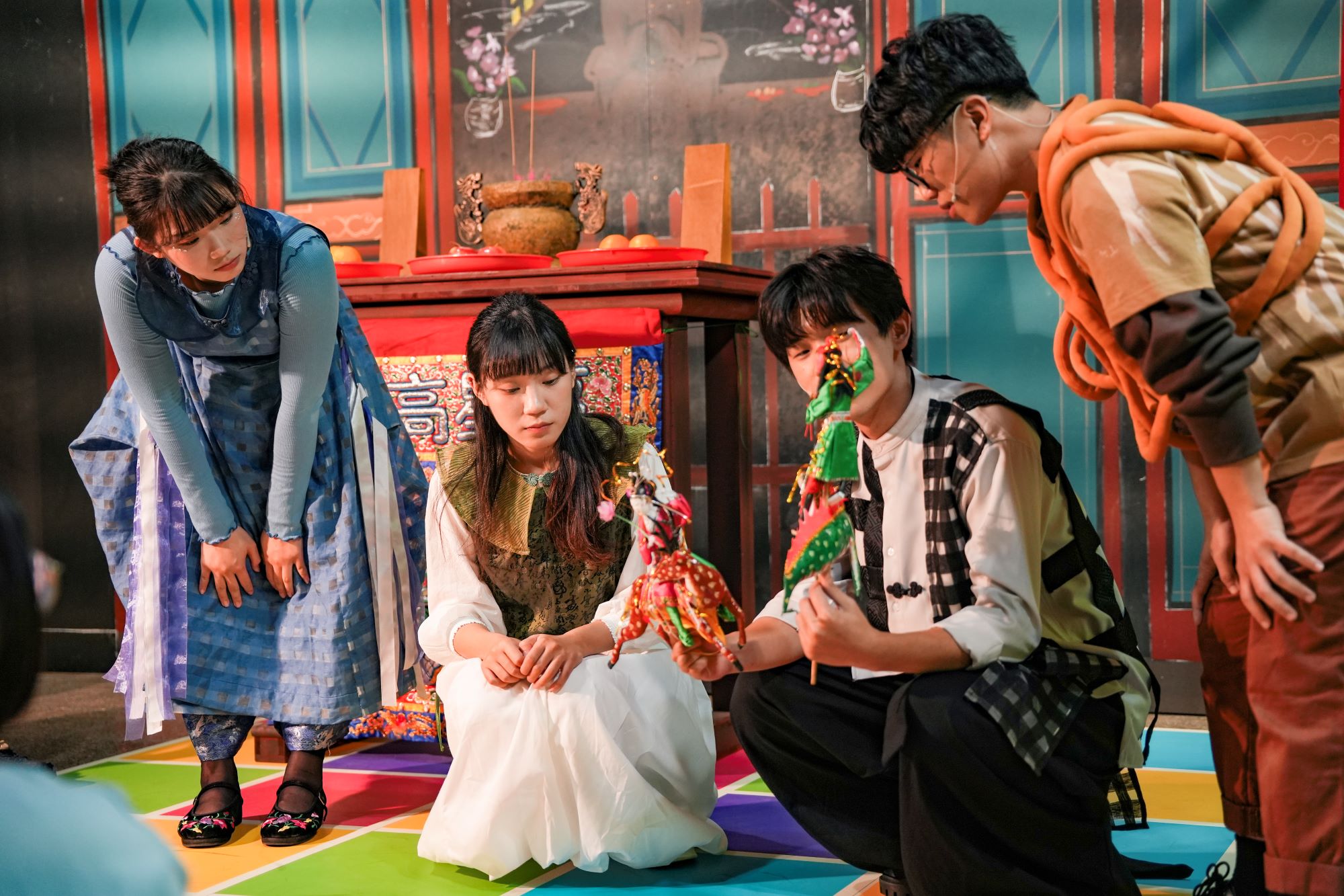 南大戲劇系學生於演出中結合陣頭與肢體表演,帶領觀眾走入工藝師傅的日常節奏與工作情境。