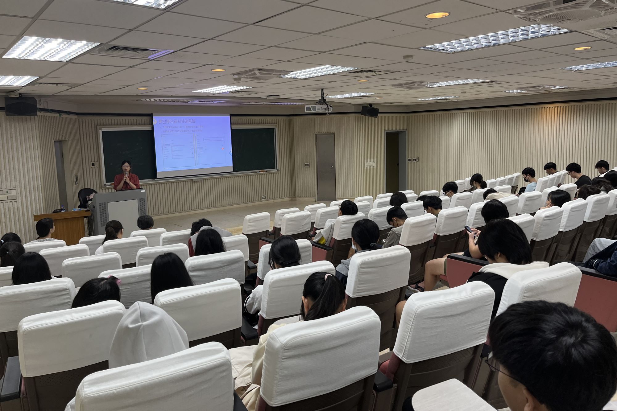 講者以GAI工具進行現場示範,協助南大同學體驗AI於文本生成與創意延伸上的可能性。