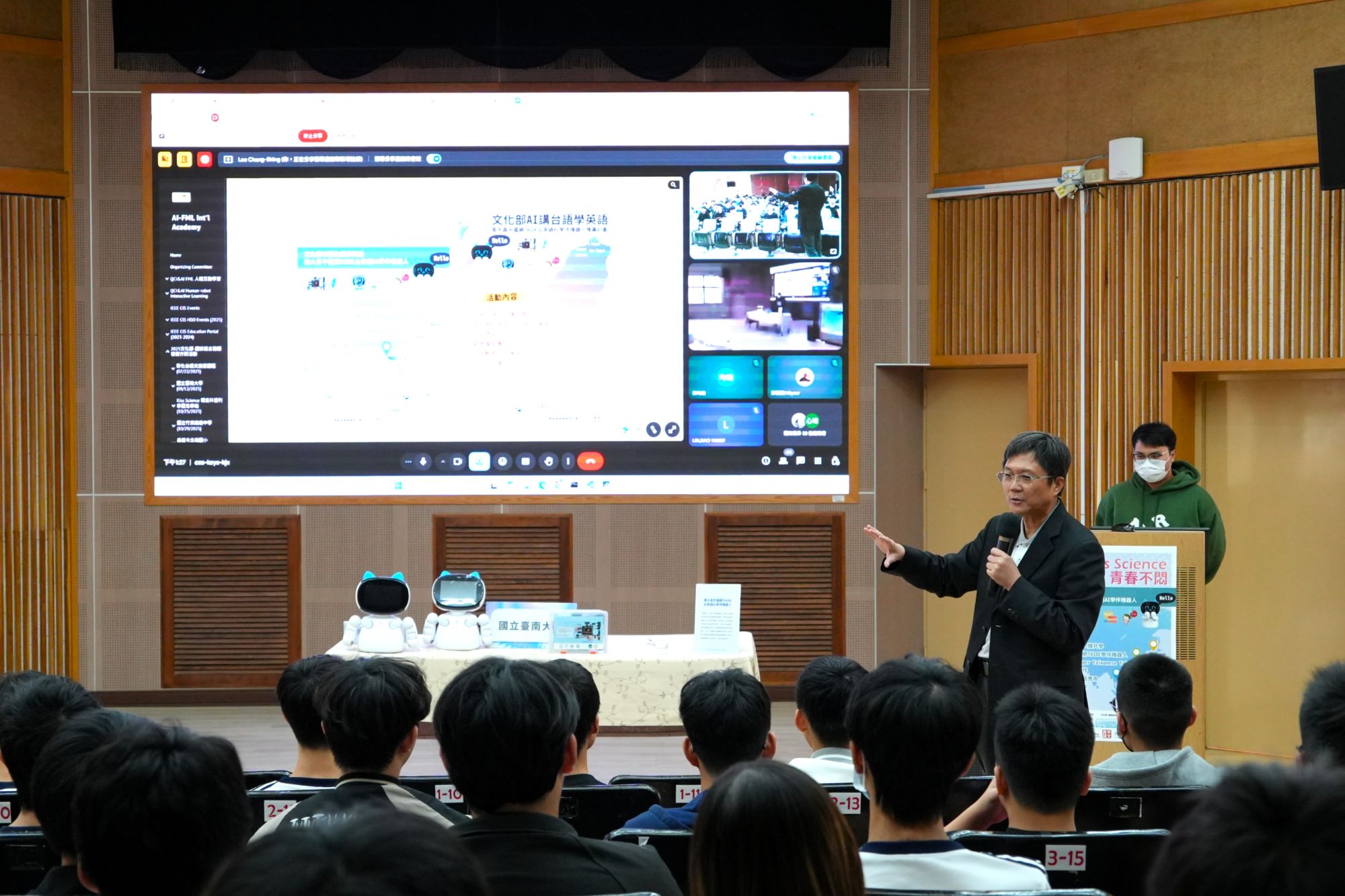 南大資訊工程學系李健興老師於國科會科普活動中,向南二中師生說明AI講台語學英語與量子計算智慧應用,展現南大在AI教育推廣的研究能量。