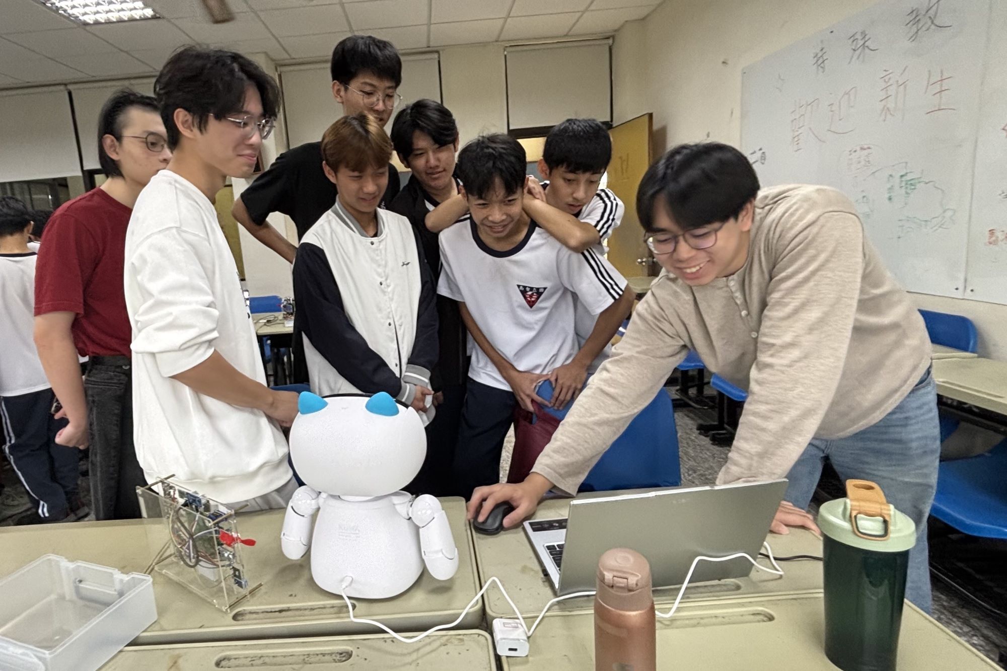 南二中學生於南大實際操作QCI量子計算智慧平台,透過體驗式學習接軌前瞻科技,深化對量子與AI應用的理解。