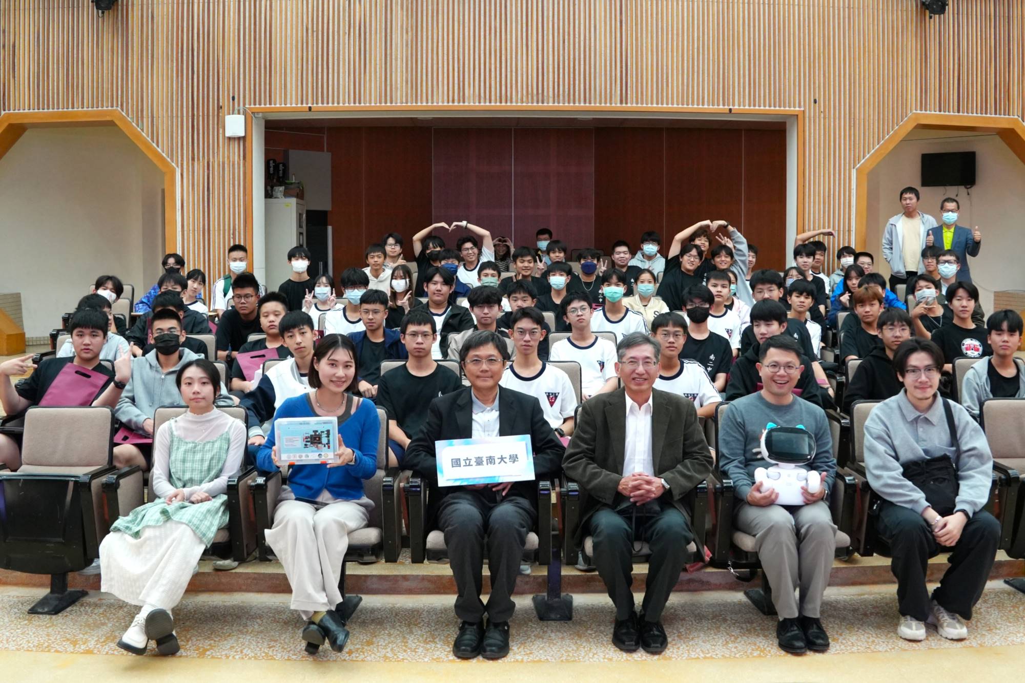 南大工作團隊與南二中師生於國科會科普活動交流互動,透過實作課程深化AI與語言科技的學習連結。