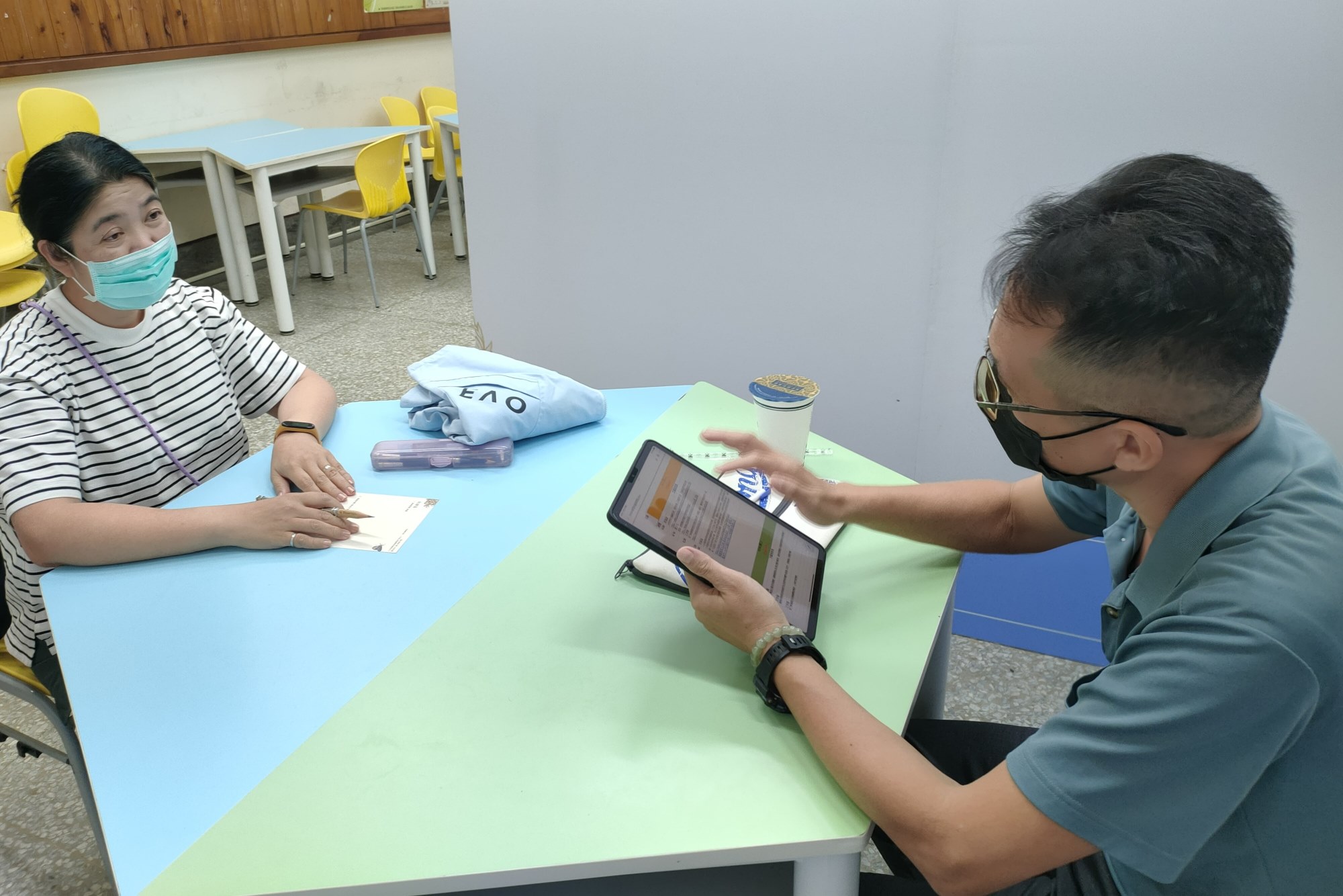 南大「偏鄉學習規畫師門診」中,方建良校長以豐富偏鄉經驗結合專業觀點,為學生準備諮詢簡報,協助梳理教育進路。