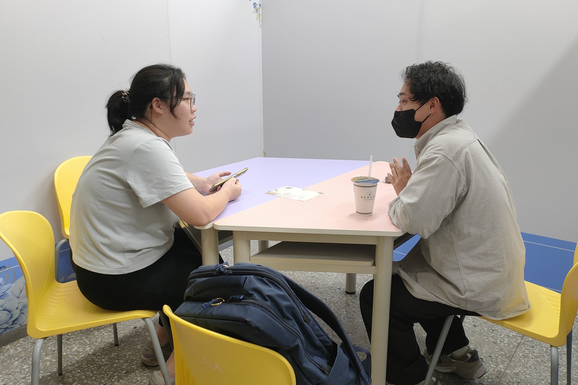 南大「偏鄉學習規畫師門診」現場,洪明正老師專注聆聽學生提問,從第一線教學經驗出發提供務實建議。
