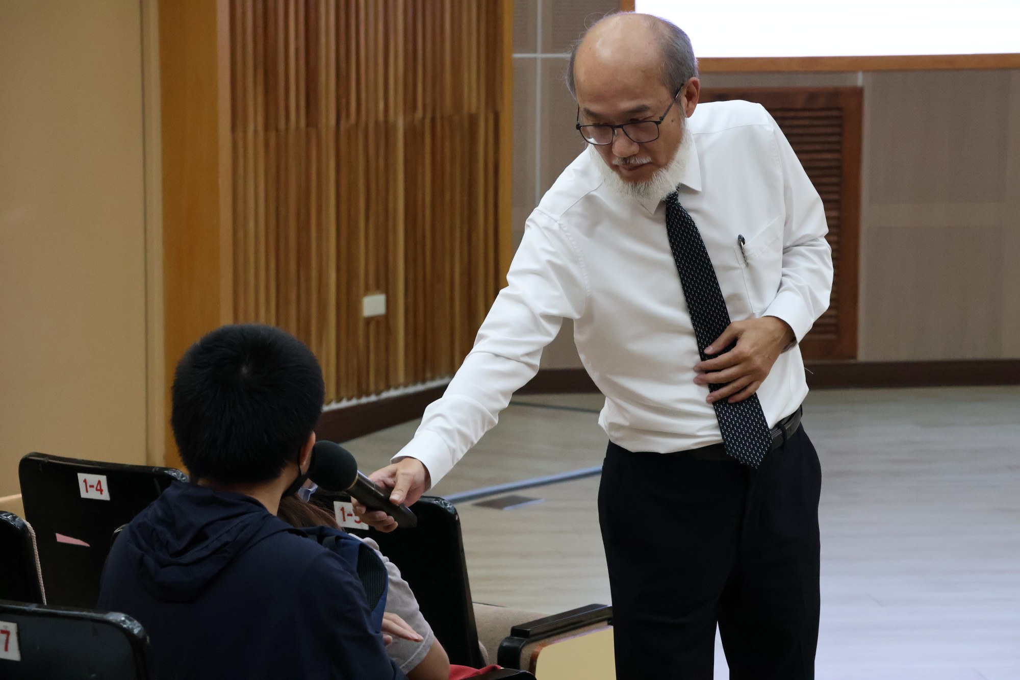 林從一院長在南大講座中透過哲學討論,帶領學生重新審視快樂的意義,並鼓勵大家勇於表達觀點。