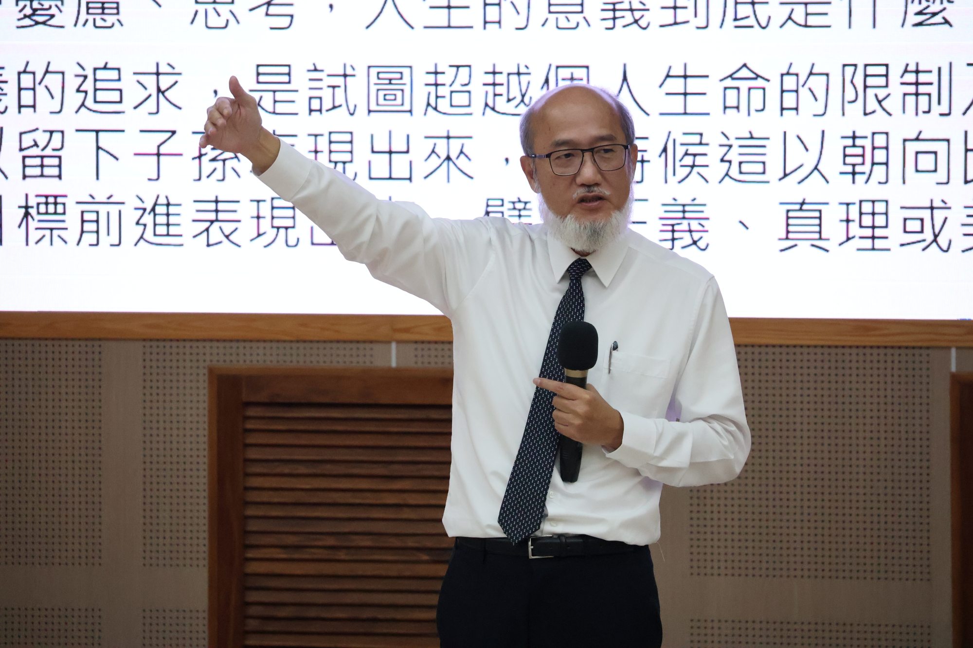 林院長以「快樂機器」思維實驗為引,引導南大學生思考生命中超越主觀感受的深層價值。