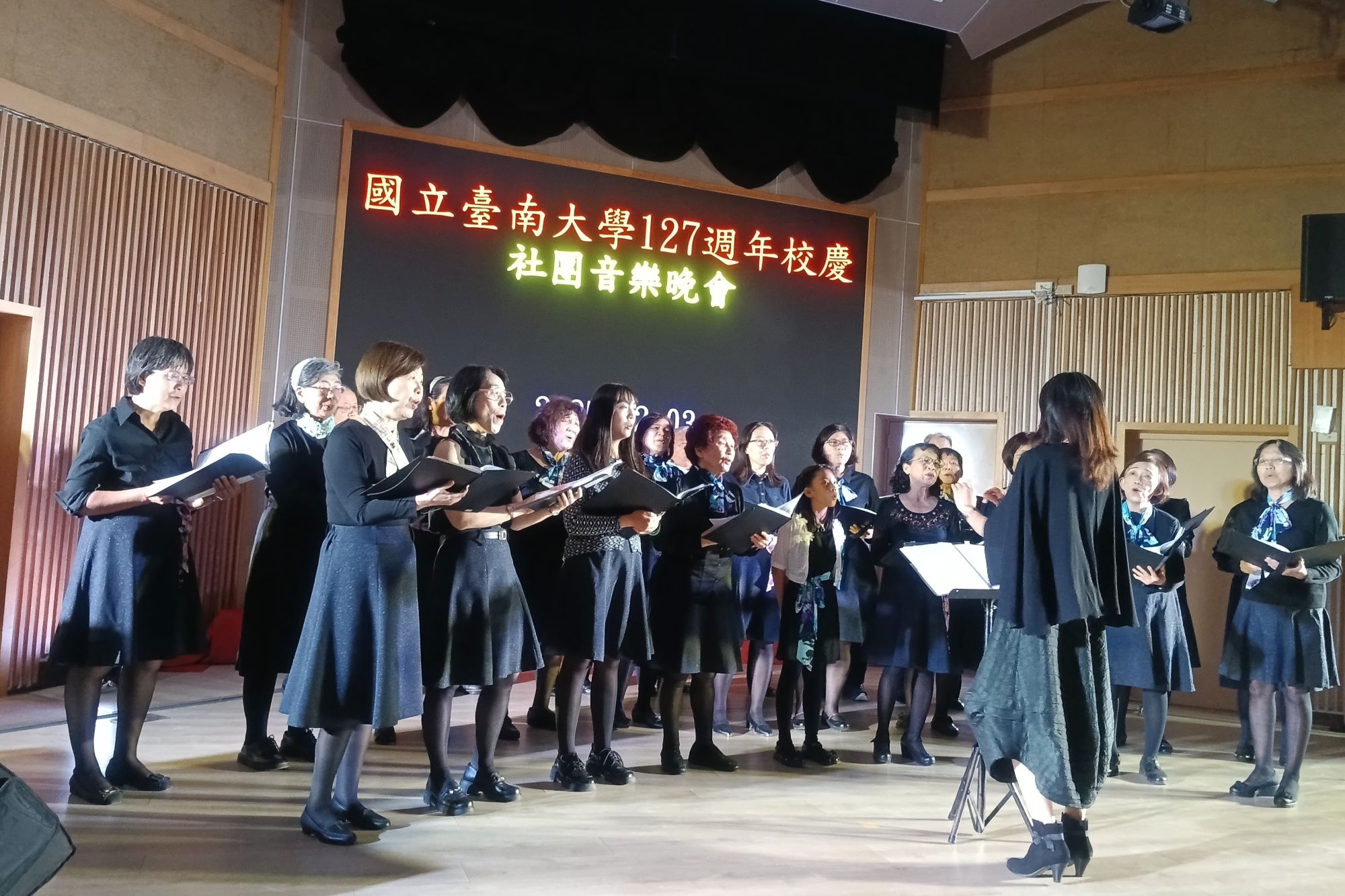 南大校友合唱團壓軸演出《Mojito》,贏得觀眾熱烈掌聲
