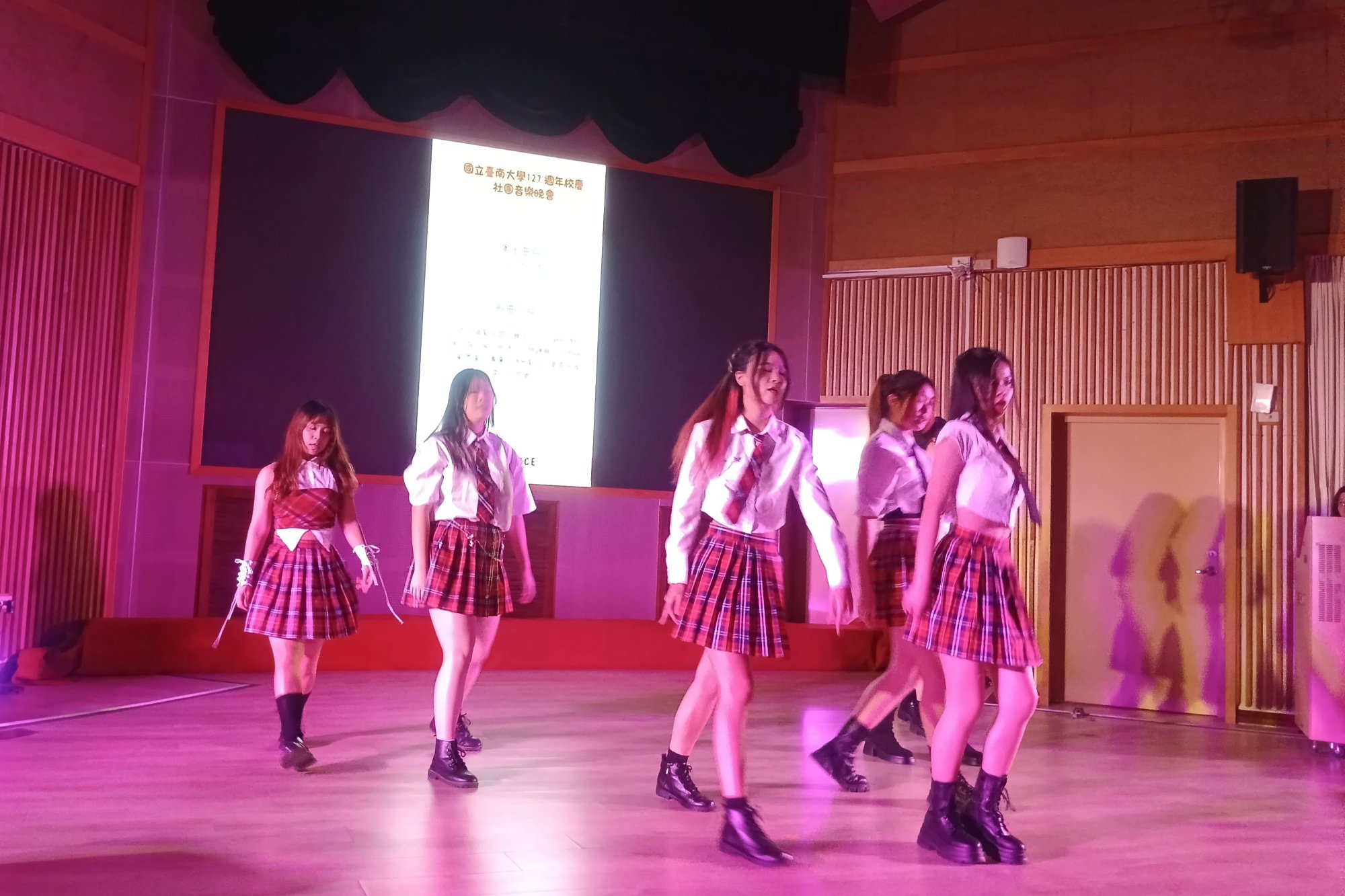 南大韓舞社表演《Timebomb》,以活力舞步帶動現場氣氛