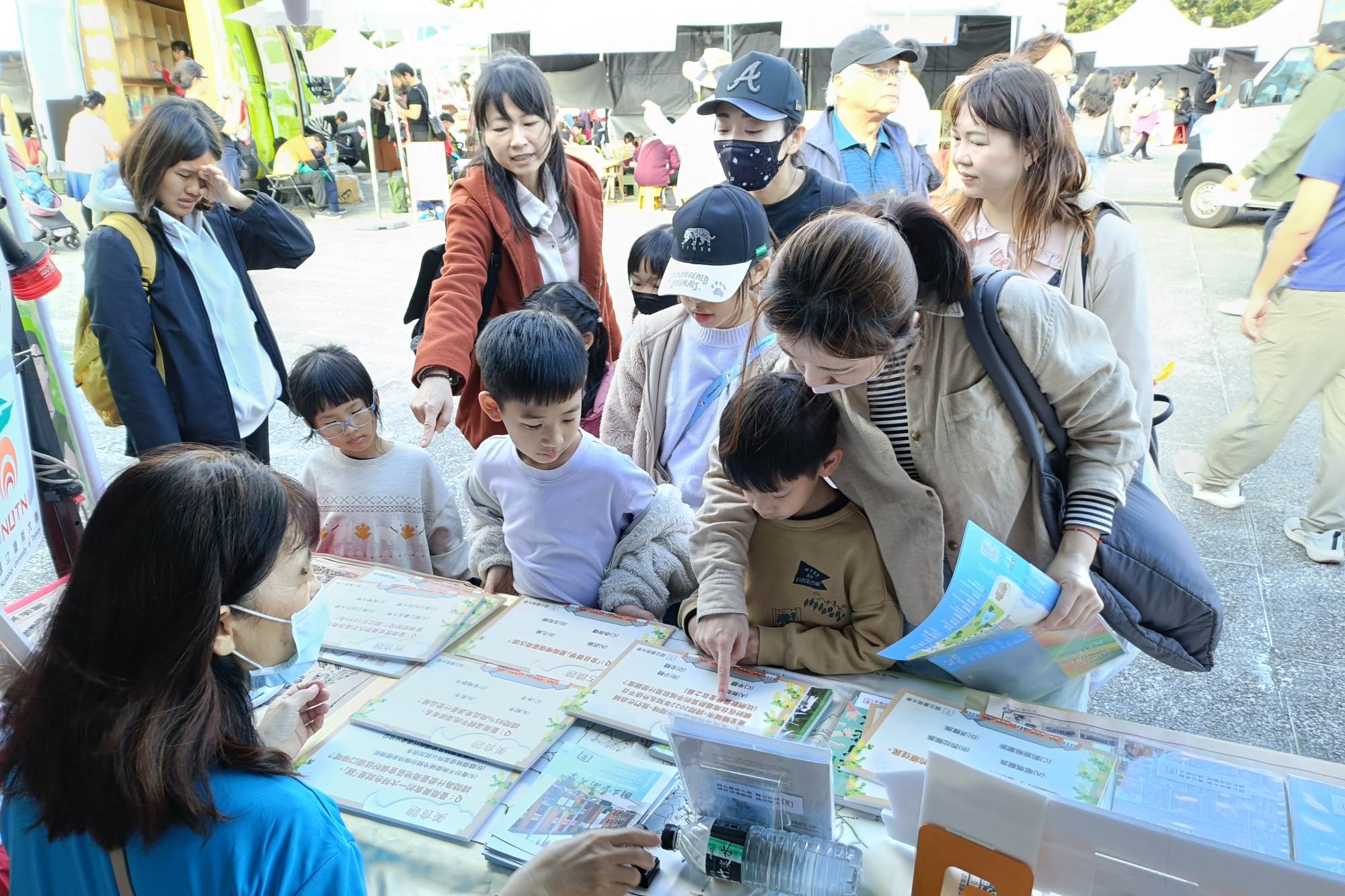 臺南大學推出「臺南知識+秒問秒答」互動活動,吸引親子民眾參與。