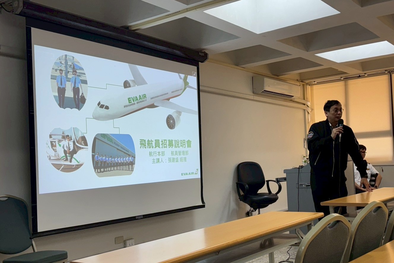 長榮航空張建盛經理於臺南大學企業說明會中,介紹企業文化、組織架構與招募資訊,協助學生了解航空產業發展。