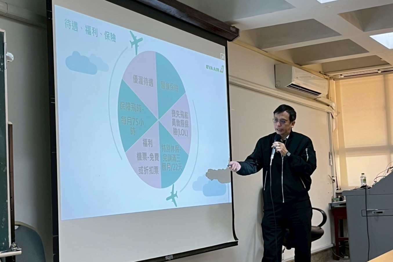 長榮航空企業說明會於臺南大學舉行,吸引眾多對航空產業有興趣的學生到場聆聽,現場互動踴躍。