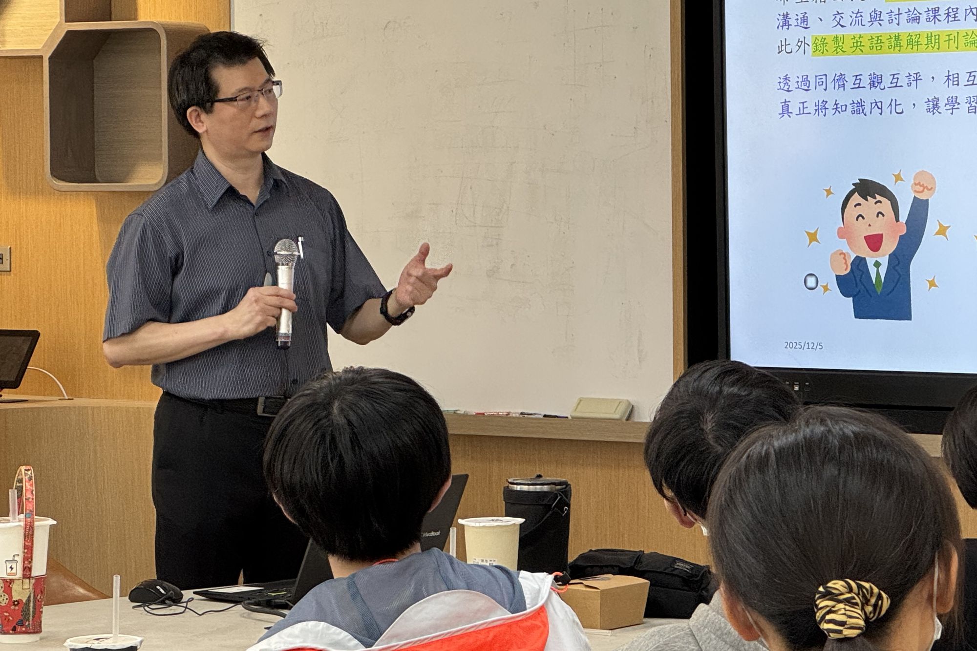 南大材料系鄭永楨老師分享 EMI 教學經驗,交流教師與學生在全英語課程中的挑戰與突破。