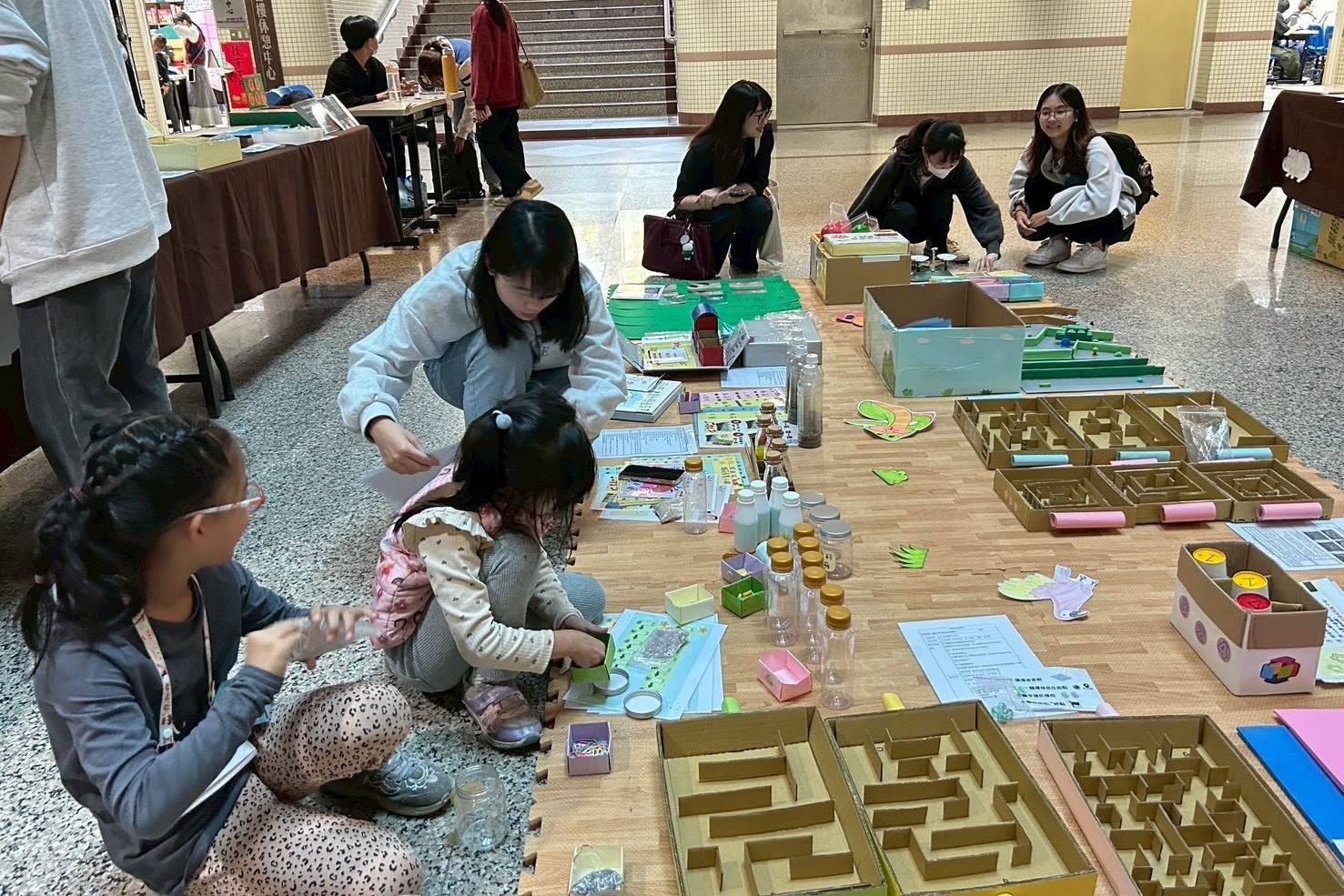 南大幼教系「幼幼教具展」以「叢林派對」為主題,學生創作教具結合遊戲與學習。