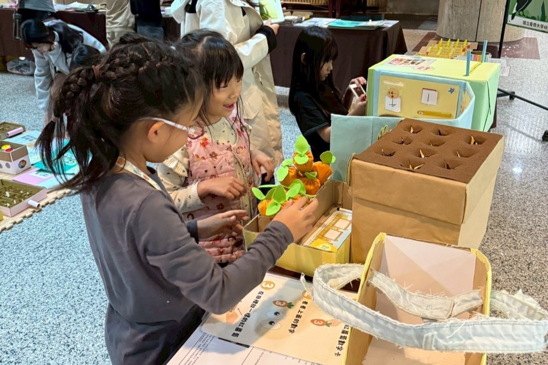南大幼教系邀請鄰近幼兒園師生參與體驗,促進教學設計與教育現場交流。