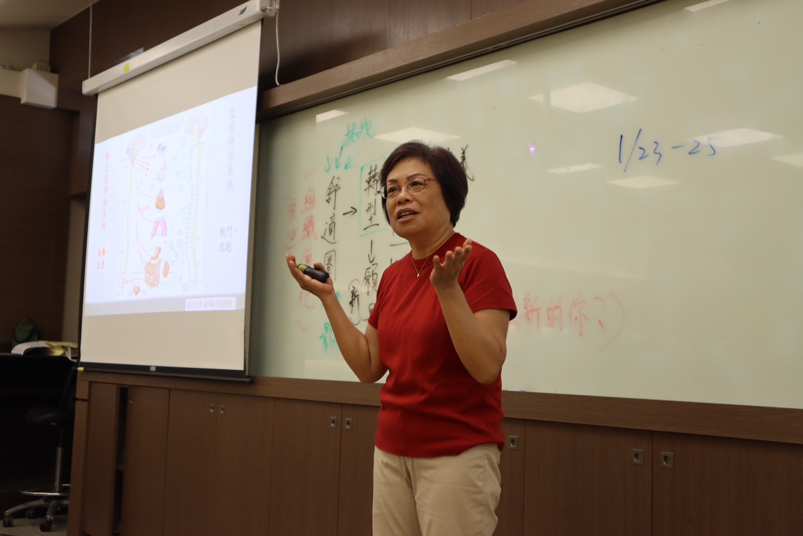 南大管理學院 EMBA 邀請王肇芬老師於策略管理課程中,分享呼吸與靜心調適經驗。