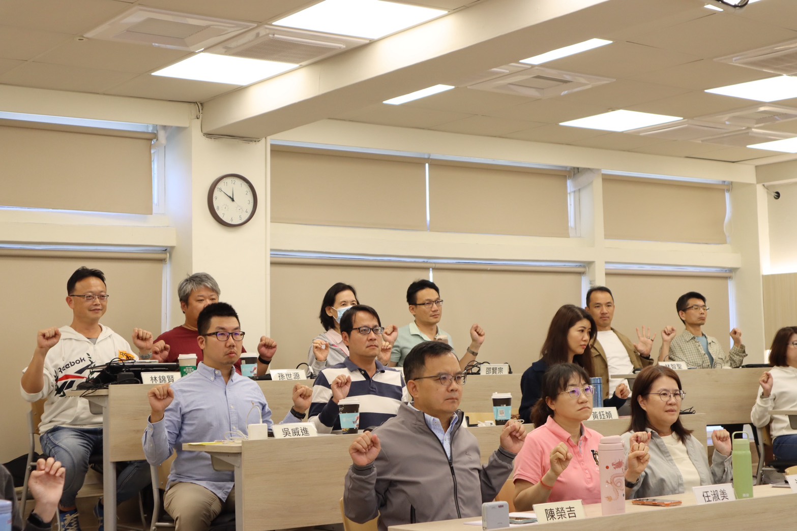 南大 EMBA 師生實際體驗風箱呼吸法,在課堂中進行身心調適練習。