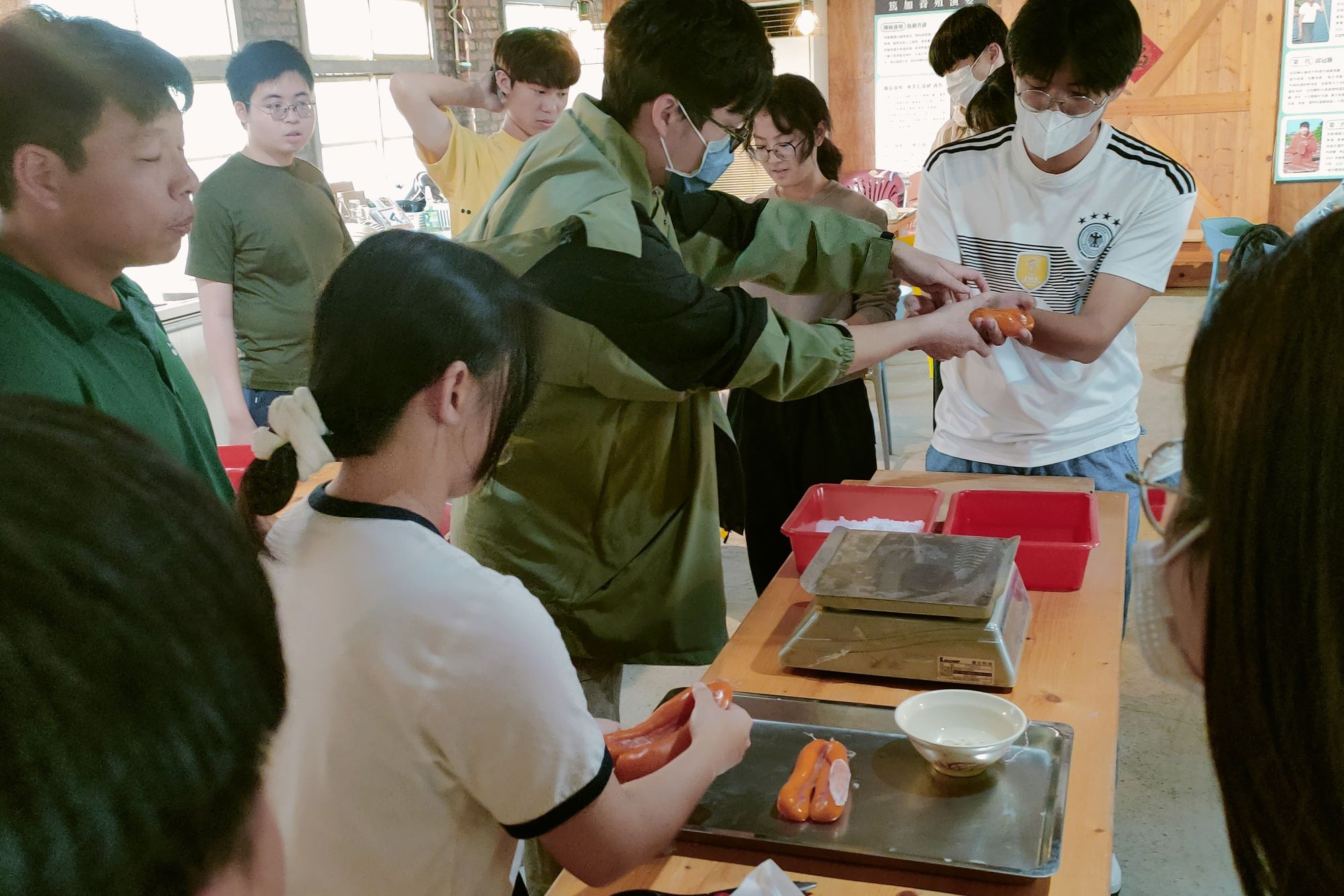 為保持新鮮、避免變質,醃製烏魚子的每個步驟都需迅速完成,南大學生親身體驗製作節奏與技巧。