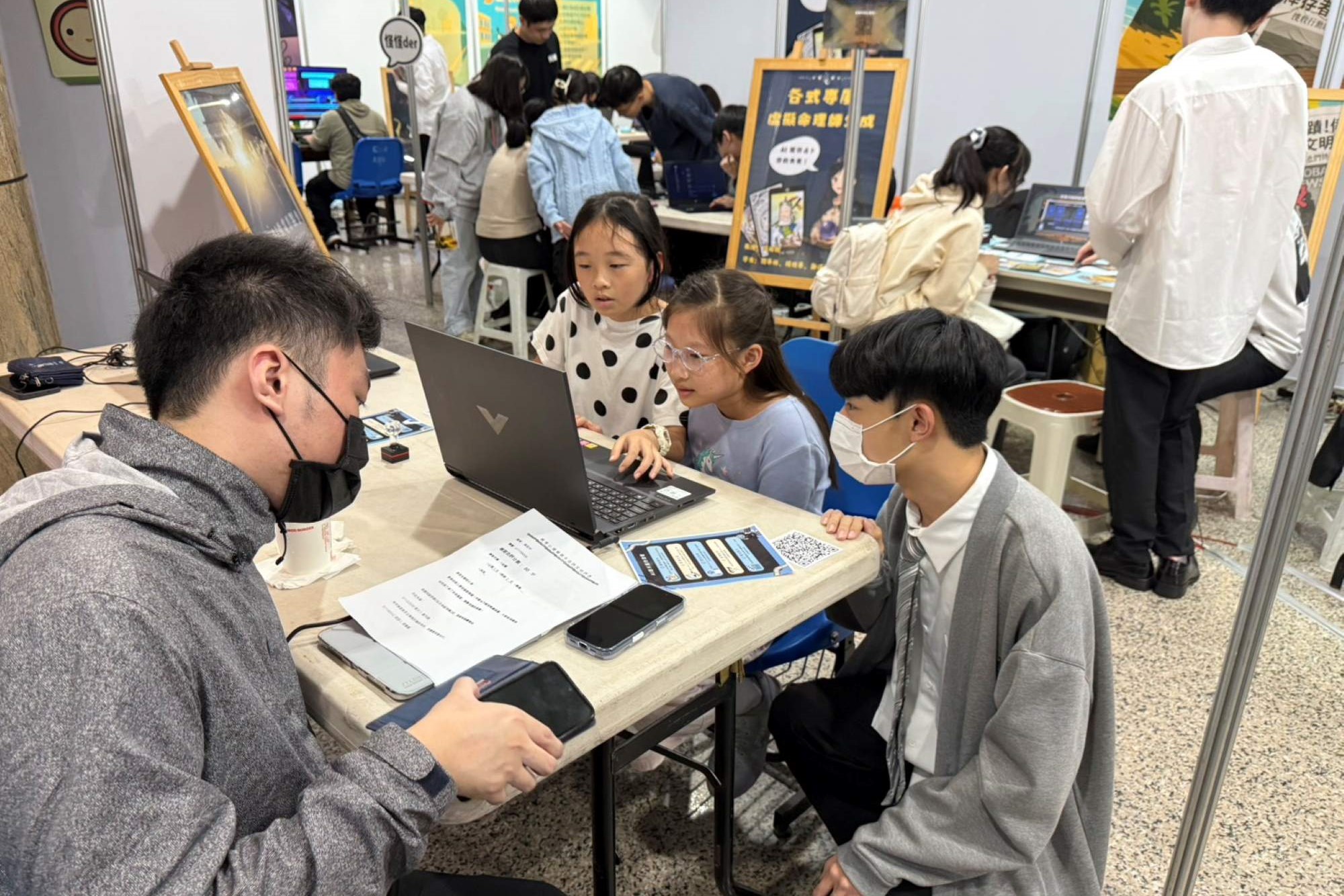 南大數位學習科技學系透過畢業專題成果展,展現教育科技領域的實作能量與創新力。