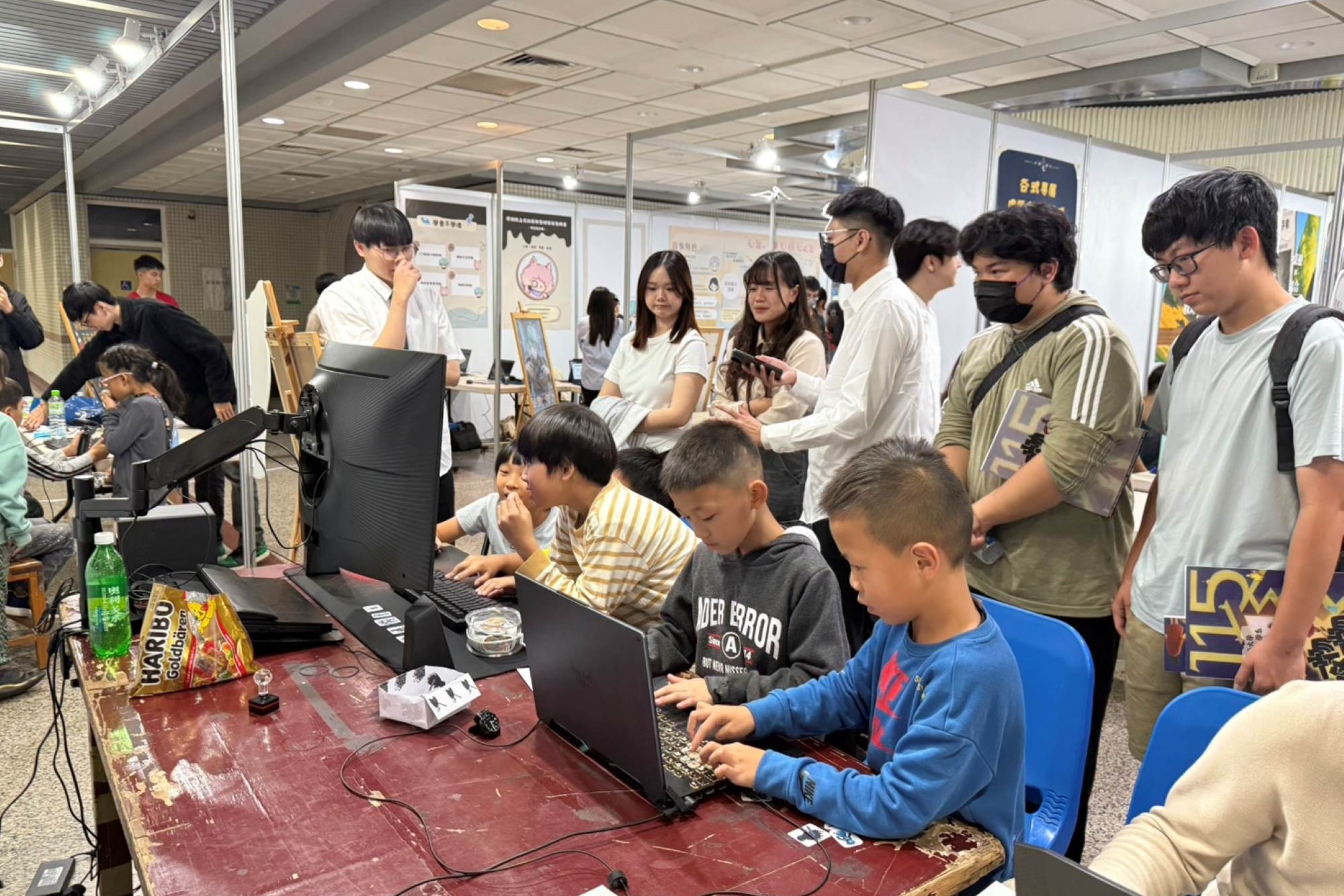 南大數位系畢業專題成果展吸引校內外師生與來賓駐足交流。