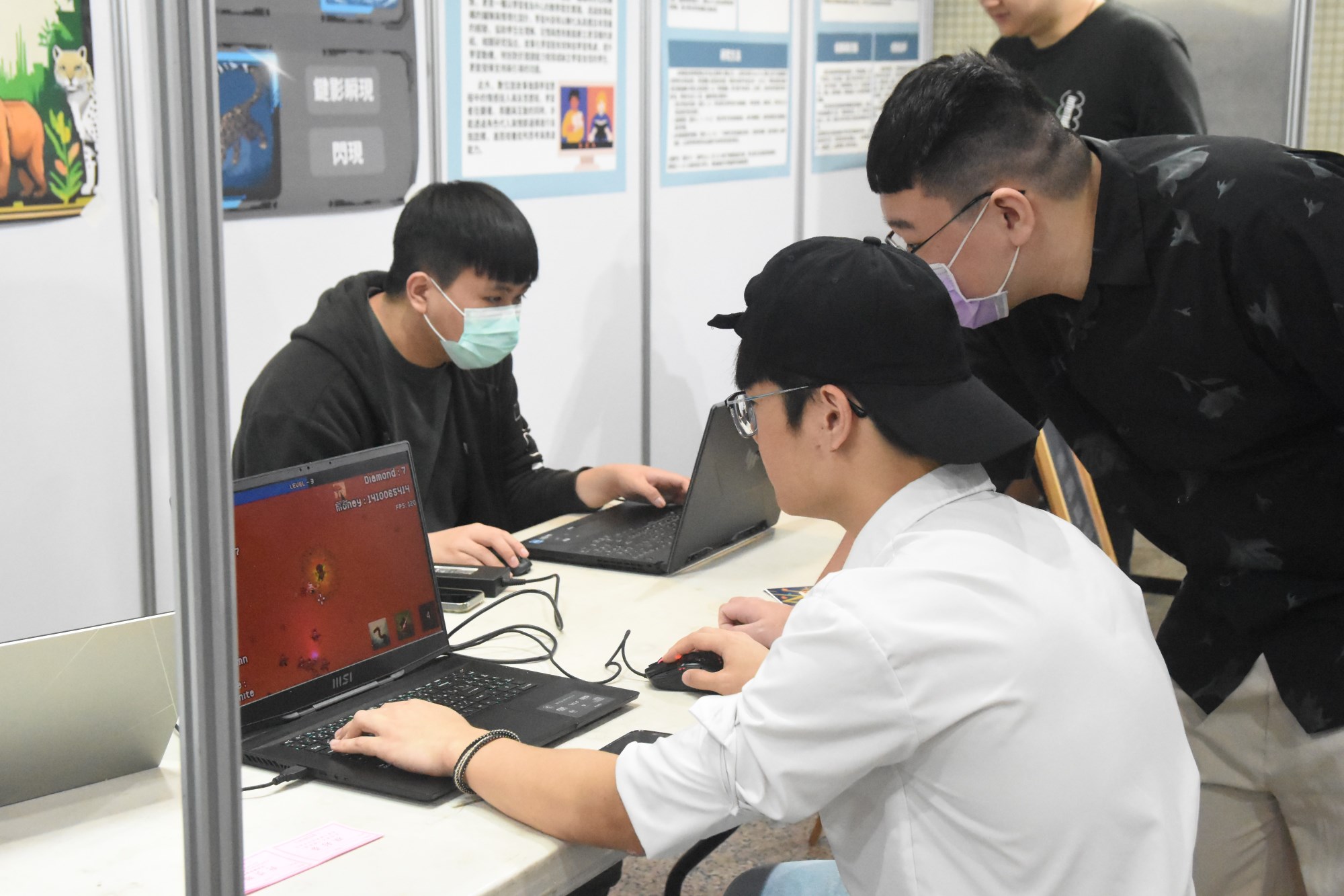 南大數位系畢業專題成果展現場,學生向參觀者介紹專題作品的應用特色。