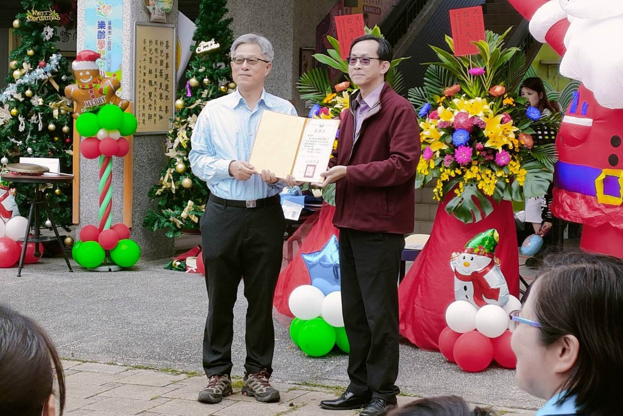 南大與竹橋國小於跳蚤市場園遊會開幕儀式中進行感謝與表揚,展現校地合作攜手為孩子打造多元學習活動的成果。