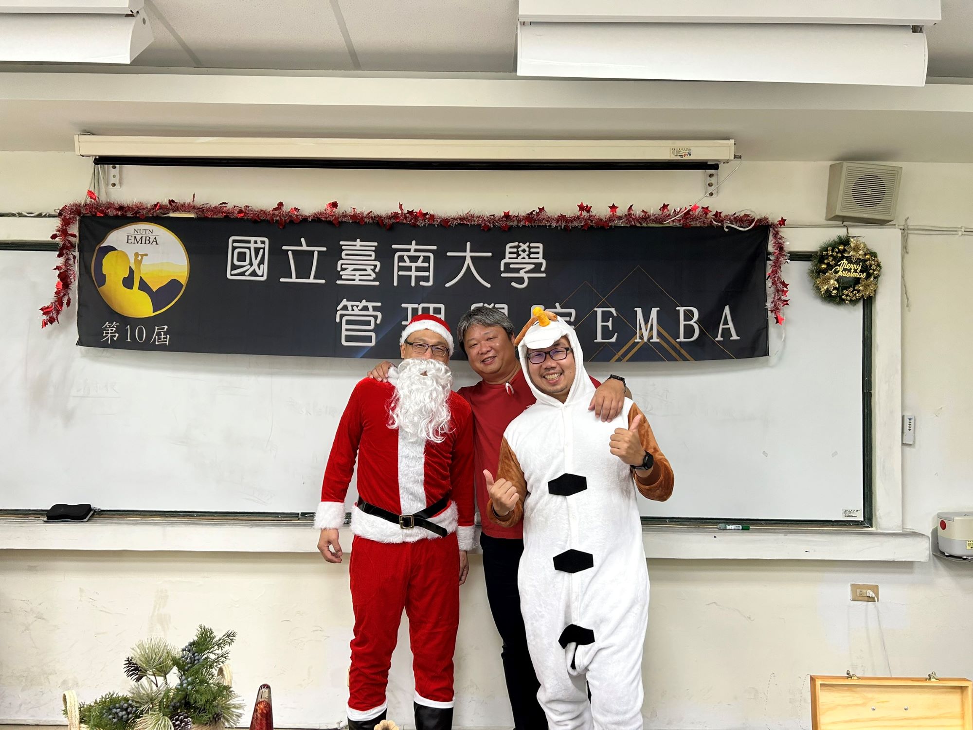 南大EMBA學生以聖誕裝扮出席活動,在香氛環繞中共享溫馨學習時光。