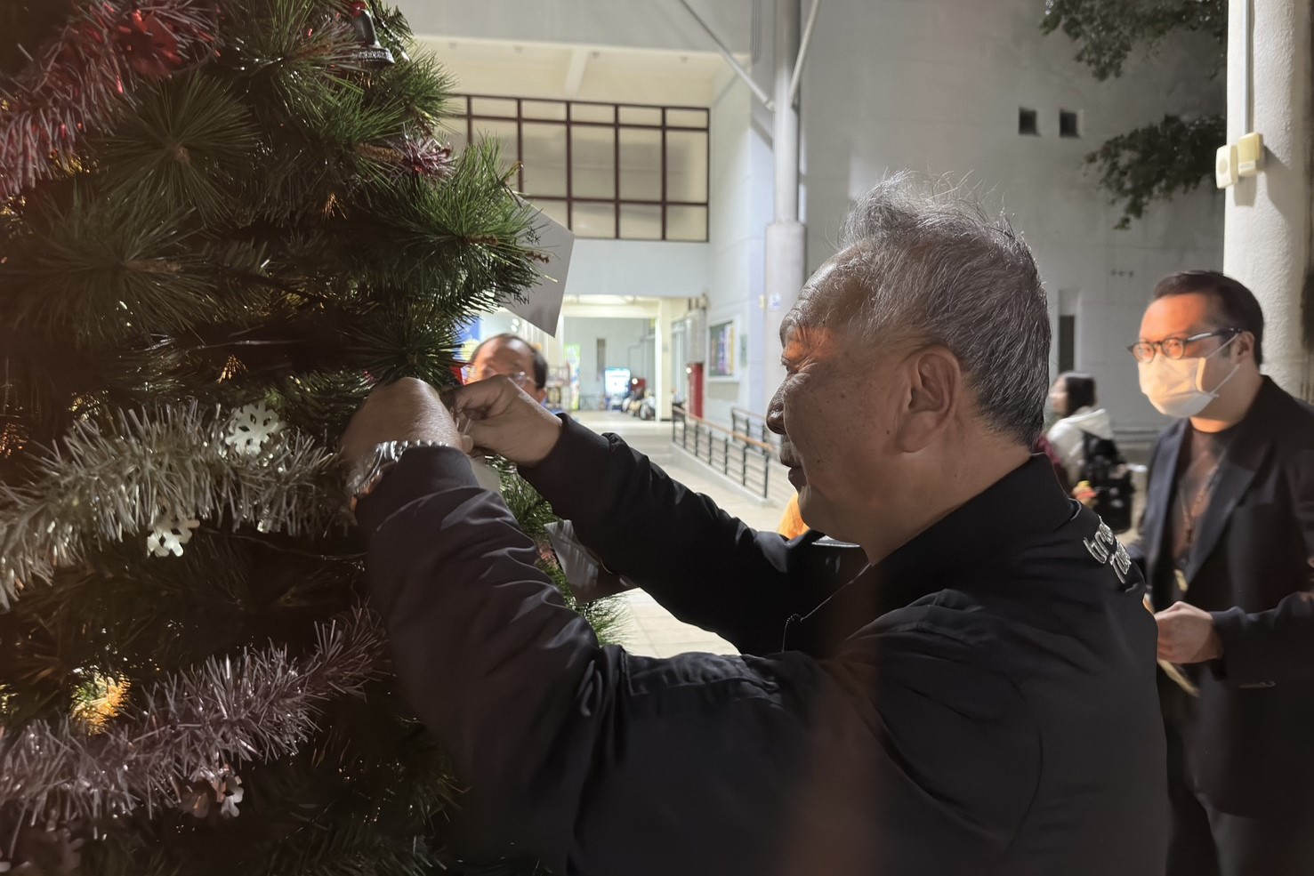 南大校友總會吳東林理事長親手將祝福信件掛上聖誕樹,象徵信火相傳。