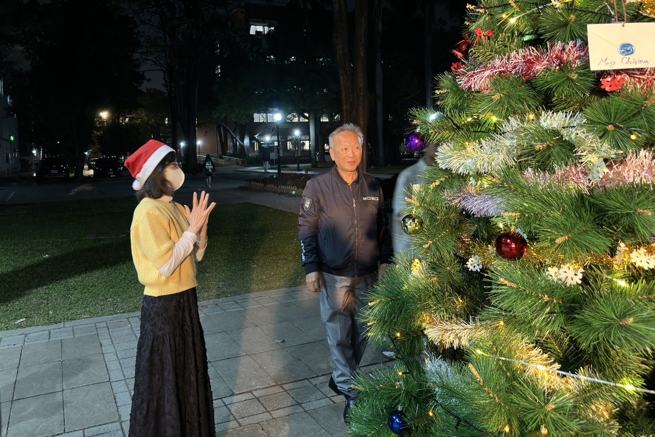 南大學生活動中心聖誕樹點燈,書信與燈光交織冬日傳情風景。