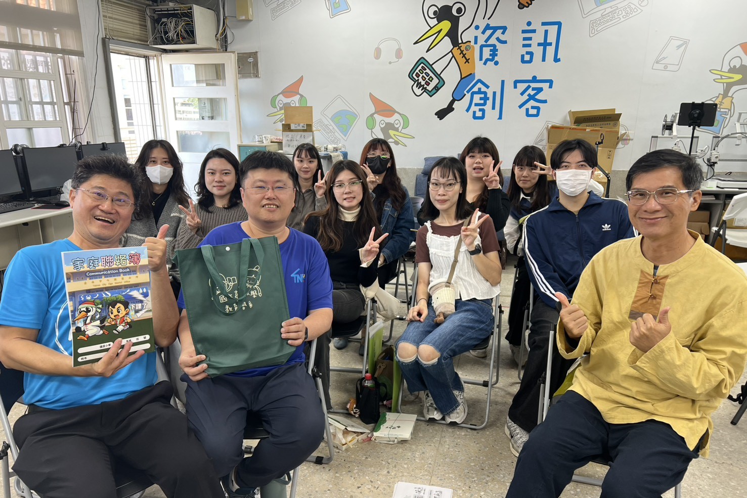 樹林國小姜宏尚主任和楊易霖老師帶領南大師資生熱烈議課,交流素養教學的有效策略