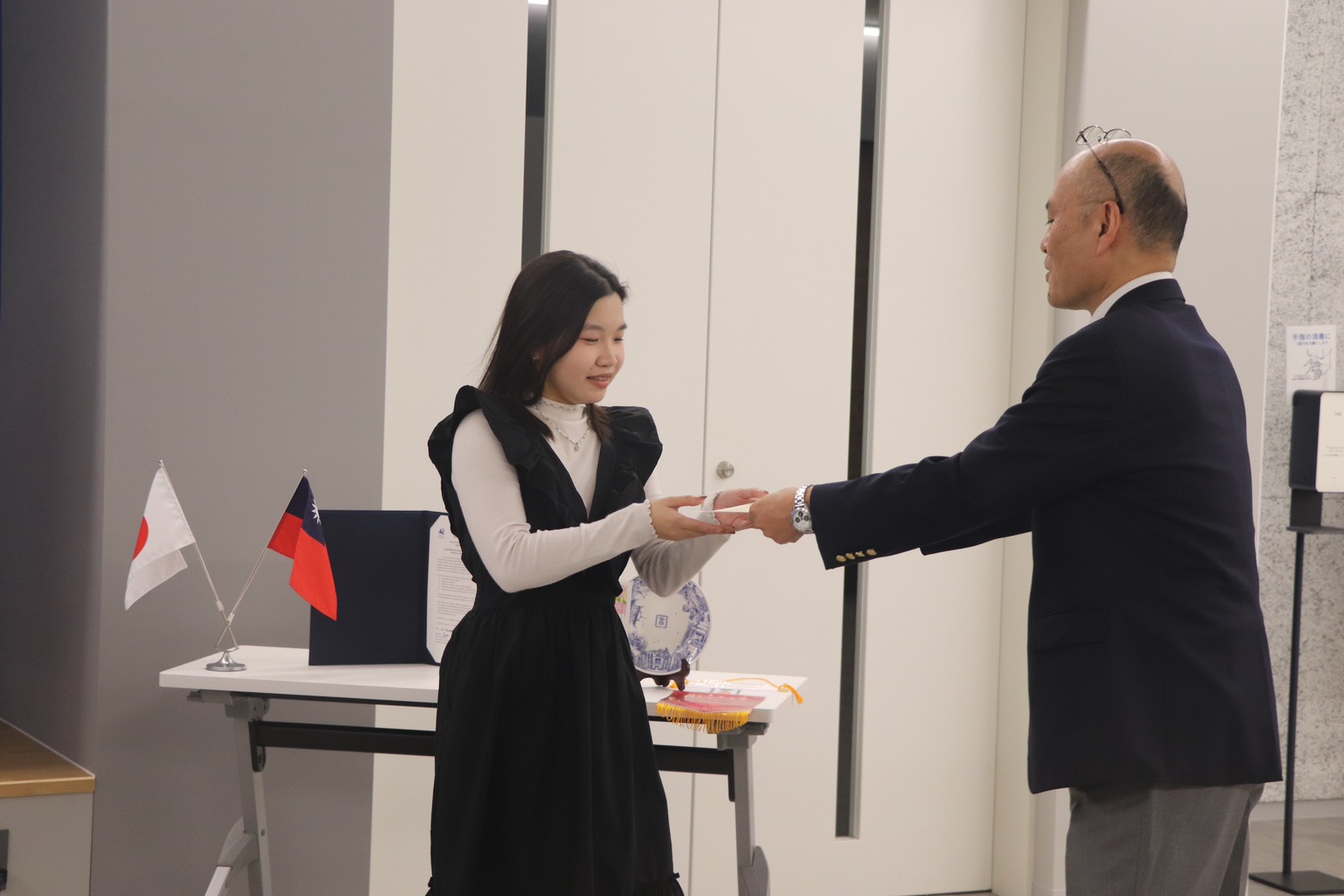 南大行管系學生完成交流課程後出席結業儀式,獲頒結業證書,為此次赴日學習歷程留下重要紀錄。