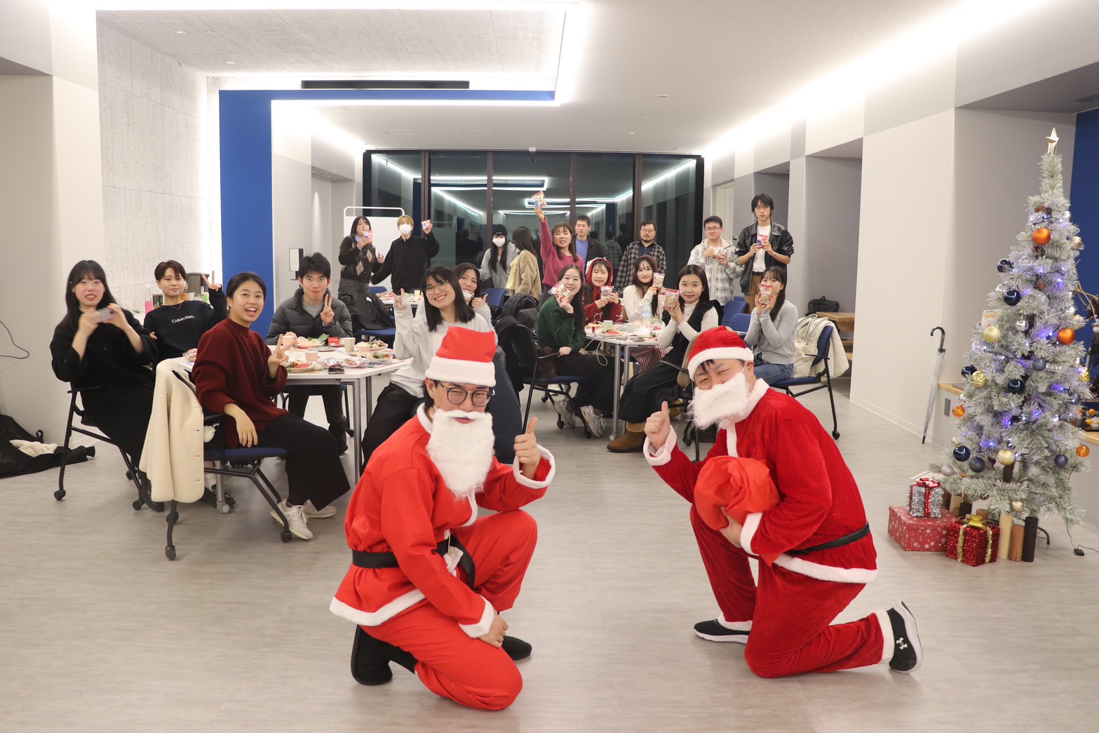 南大行管系交流團與小松大學學生於聖誕餐會中互動交流,在輕鬆氛圍中深化跨文化友誼。