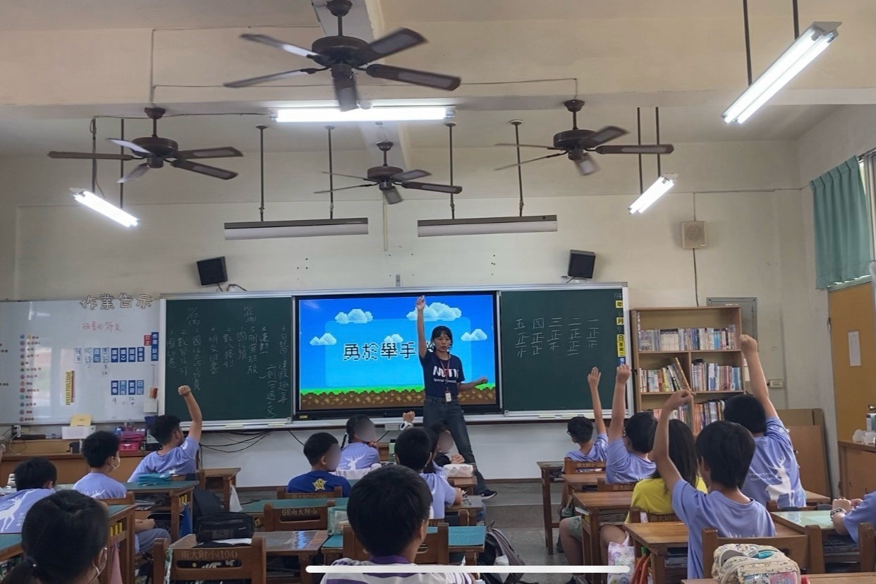 南大特教師資生入班示範舉手與回應流程,透過反覆練習讓課堂行為期待具體可行。