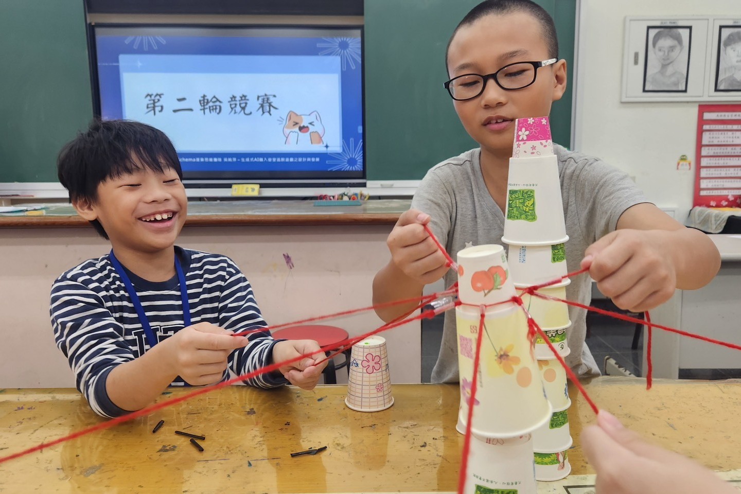 南大桌遊學習營中,小組合力疊出最高的塔,在合作與策略中培養思考能力。