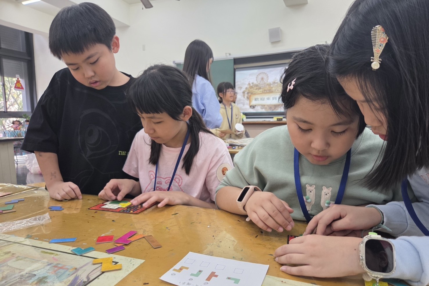 南大引導學生體驗桌遊「屋邦果」,透過圖形與空間解謎,強化邏輯與觀察力。